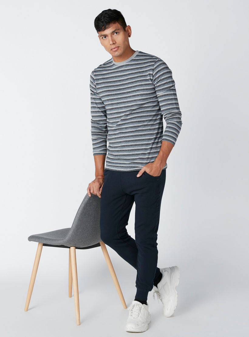 تيشيرت مقلّم بياقة ضيقة وأكمام طويلة-men-clothing-tshirtsandpolos-tshirts-image-3