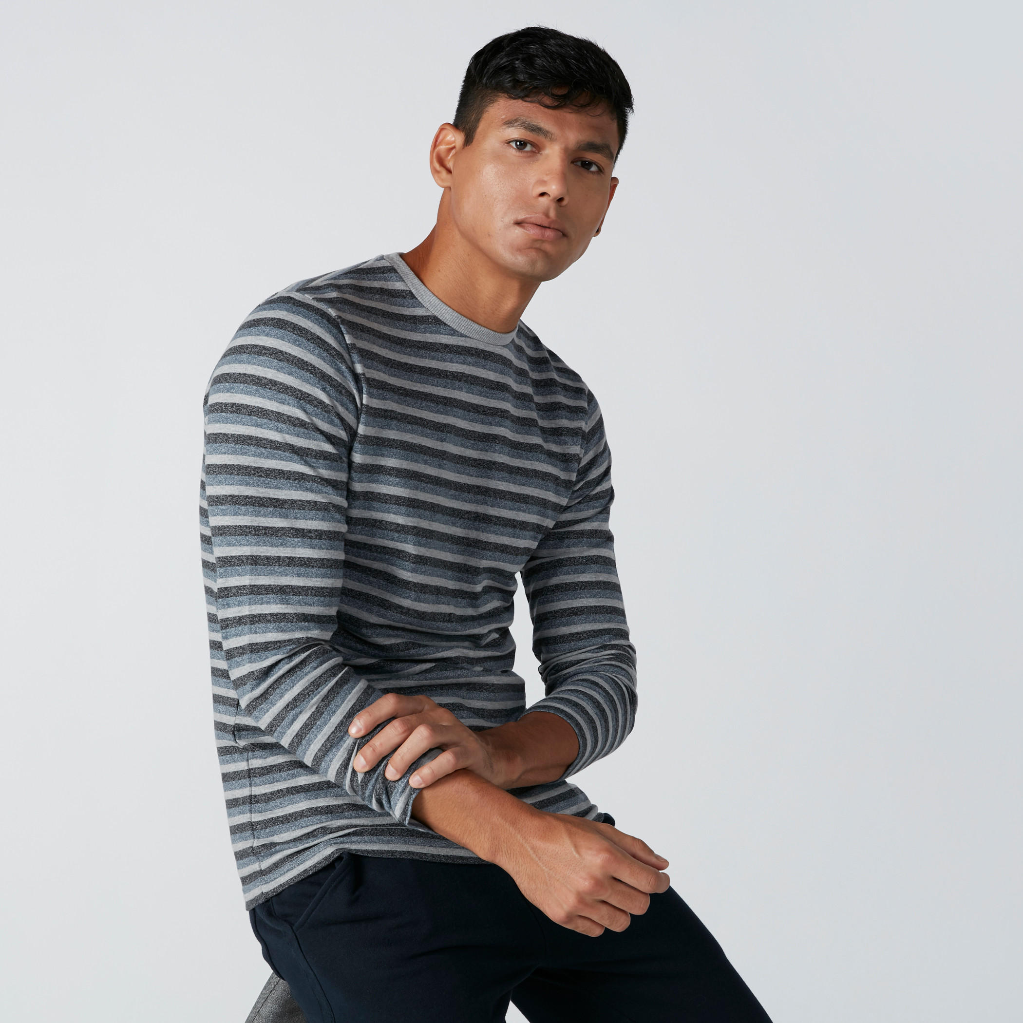 تيشيرت مقلّم بياقة ضيقة وأكمام طويلة-men-clothing-tshirtsandpolos-tshirts-image-4
