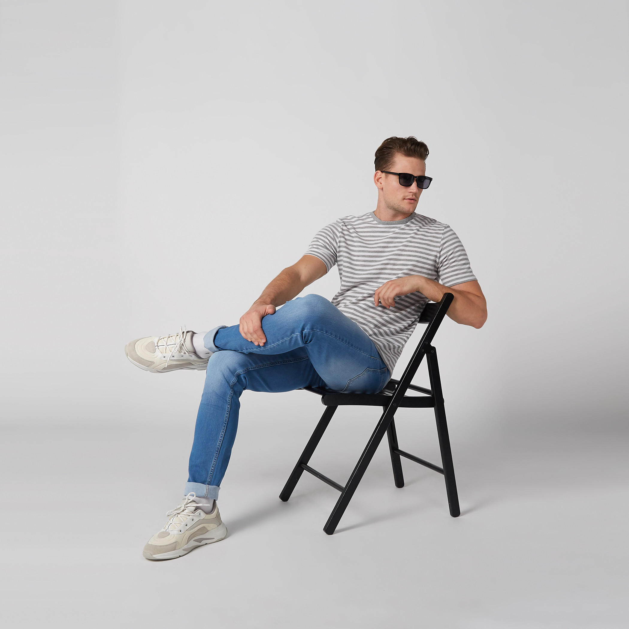 تيشيرت مقلّم بياقة ضيقة وأكمام قصيرة-men-clothing-tshirtsandpolos-tshirts-image-1
