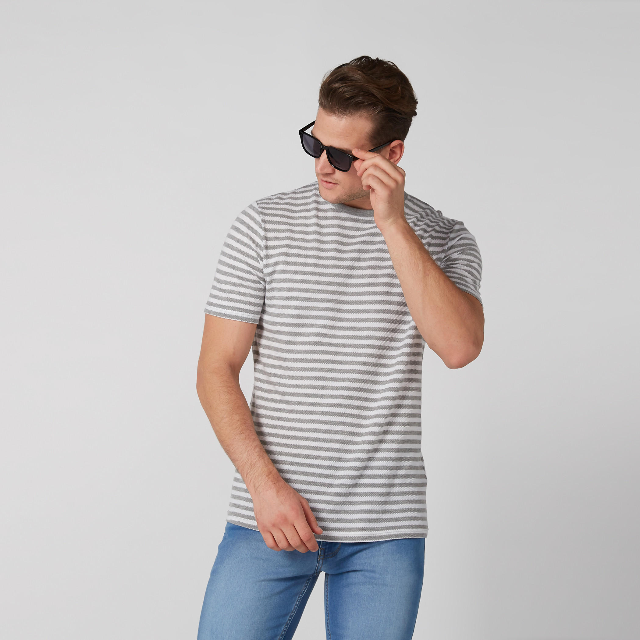 تيشيرت مقلّم بياقة ضيقة وأكمام قصيرة-men-clothing-tshirtsandpolos-tshirts-image-2