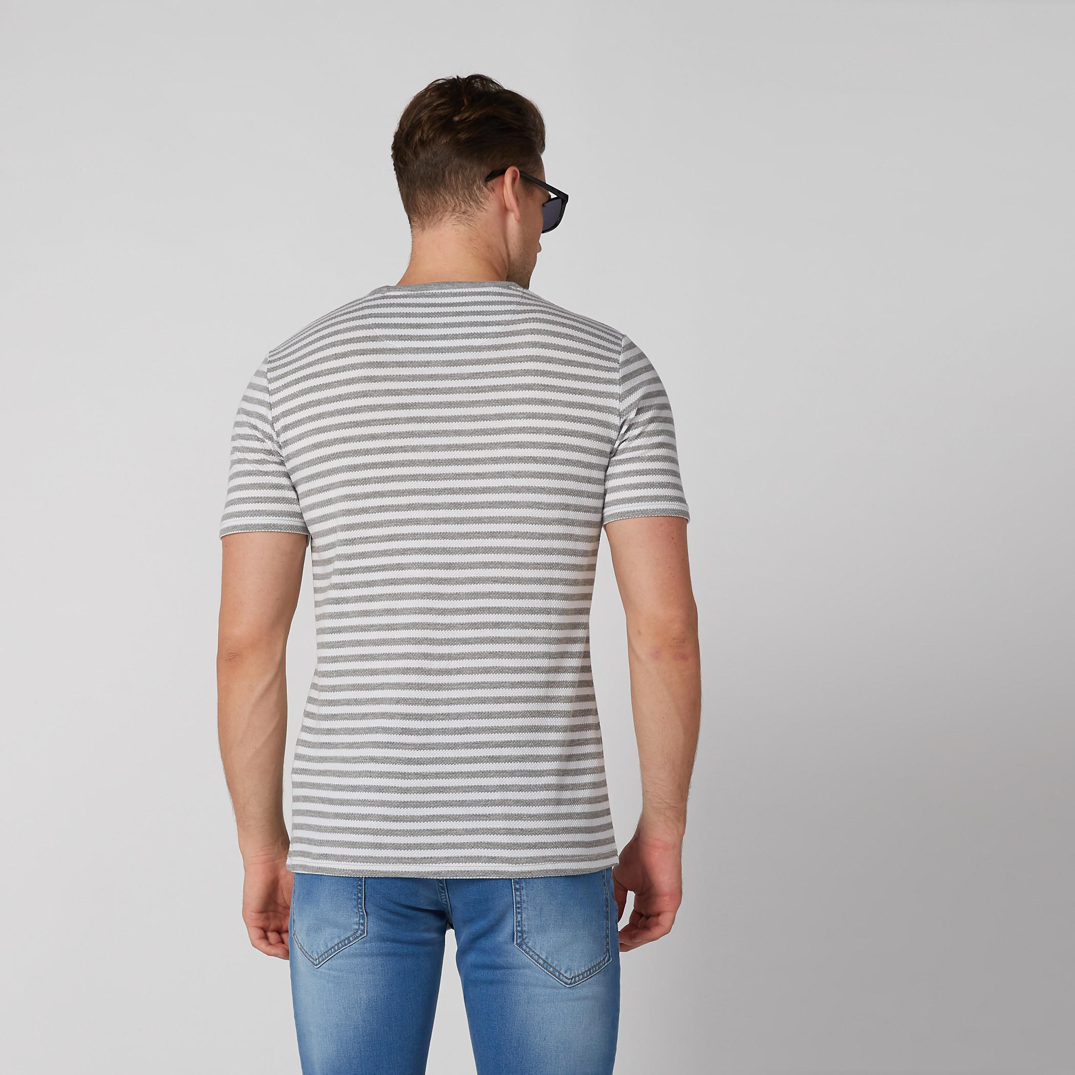 تيشيرت مقلّم بياقة ضيقة وأكمام قصيرة-men-clothing-tshirtsandpolos-tshirts-image-3