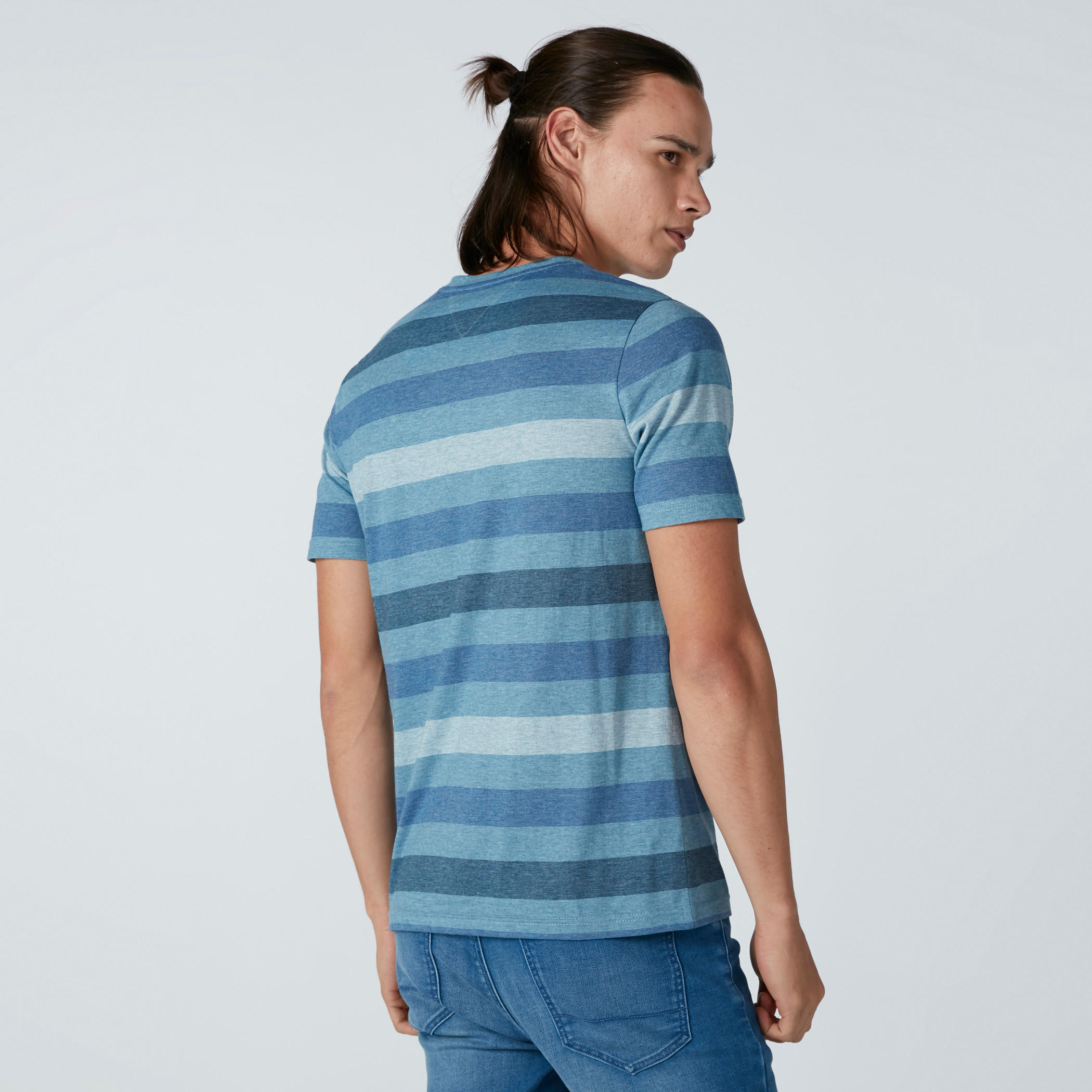 تيشيرت مقلّم بياقة V وأكمام قصيرة-men-clothing-tshirtsandpolos-tshirts-image-1