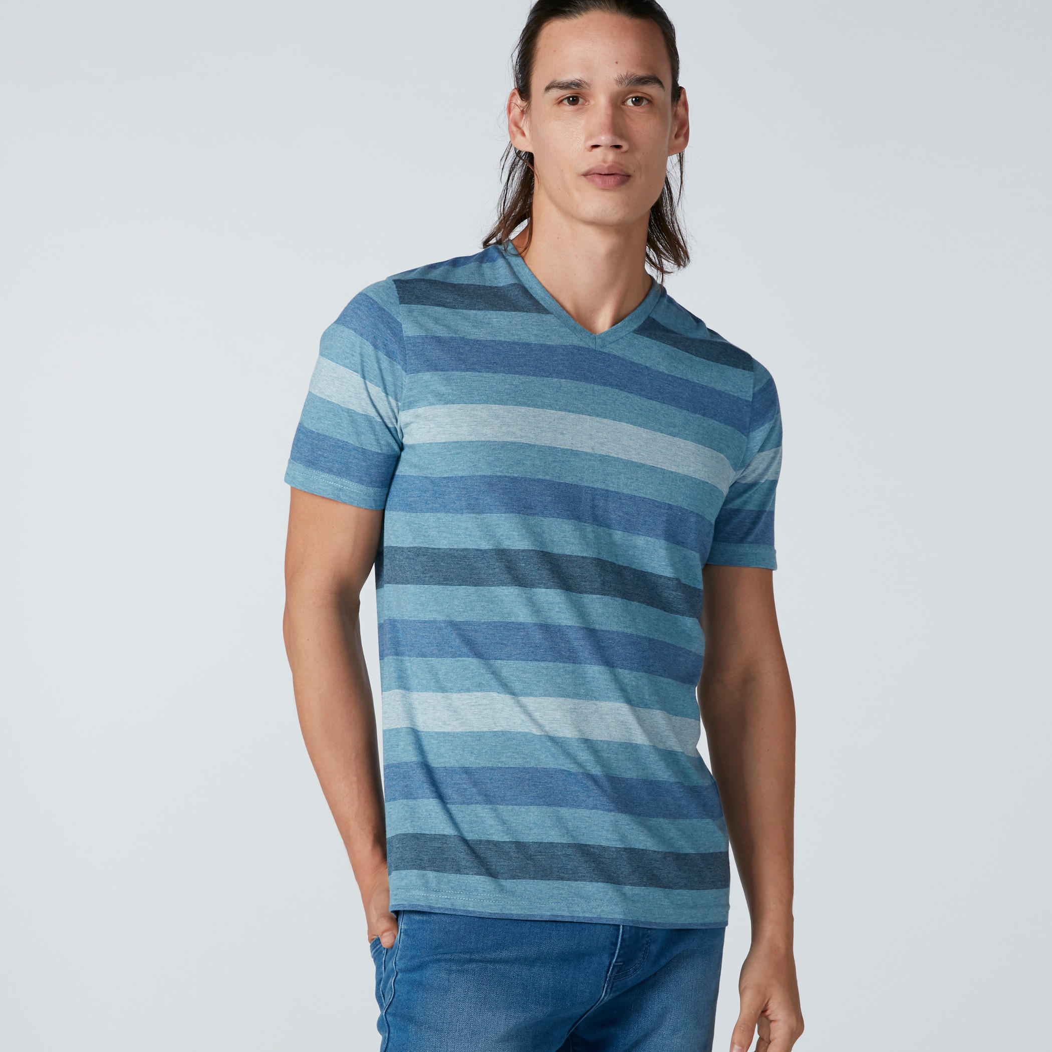 تيشيرت مقلّم بياقة V وأكمام قصيرة-men-clothing-tshirtsandpolos-tshirts-image-2