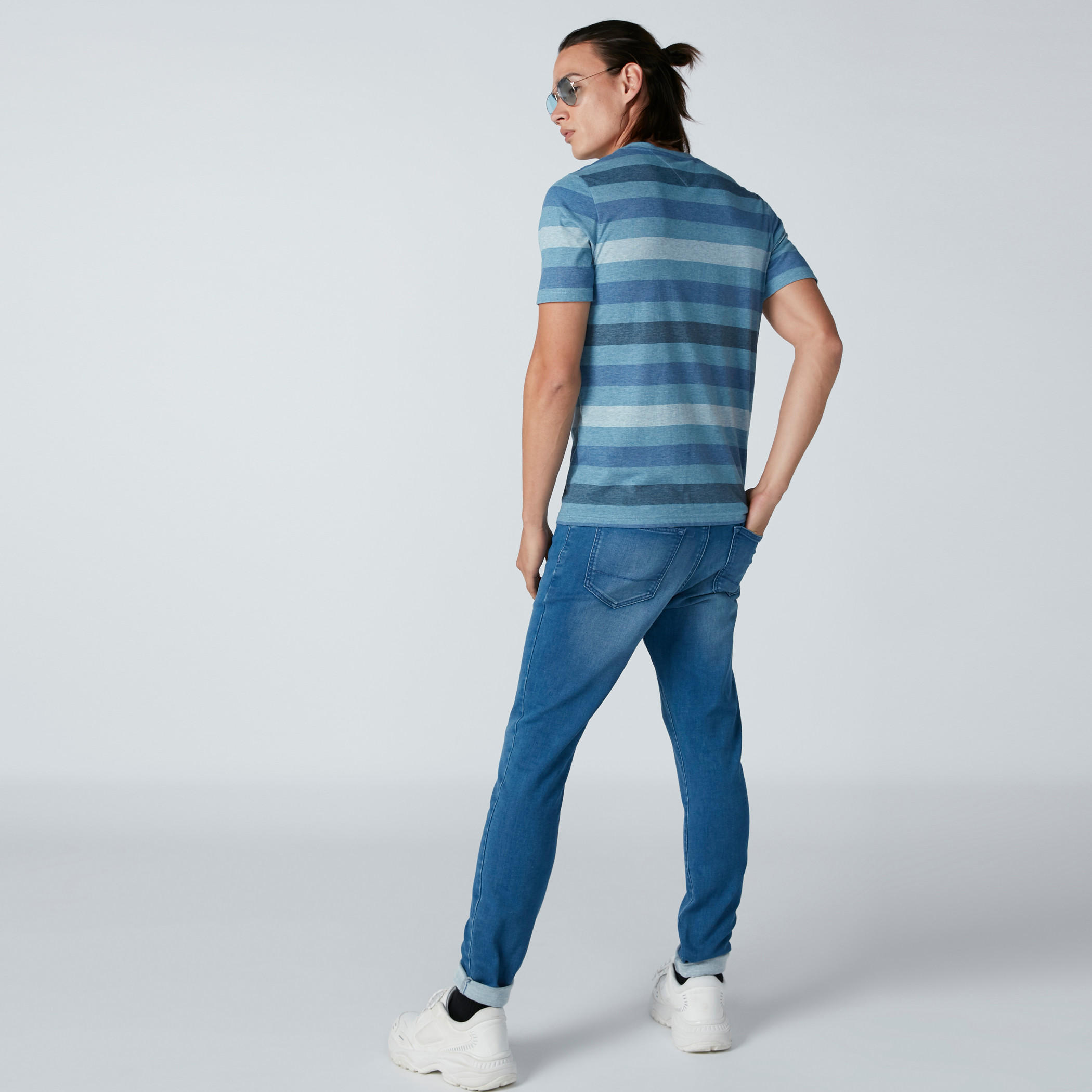تيشيرت مقلّم بياقة V وأكمام قصيرة-men-clothing-tshirtsandpolos-tshirts-image-3