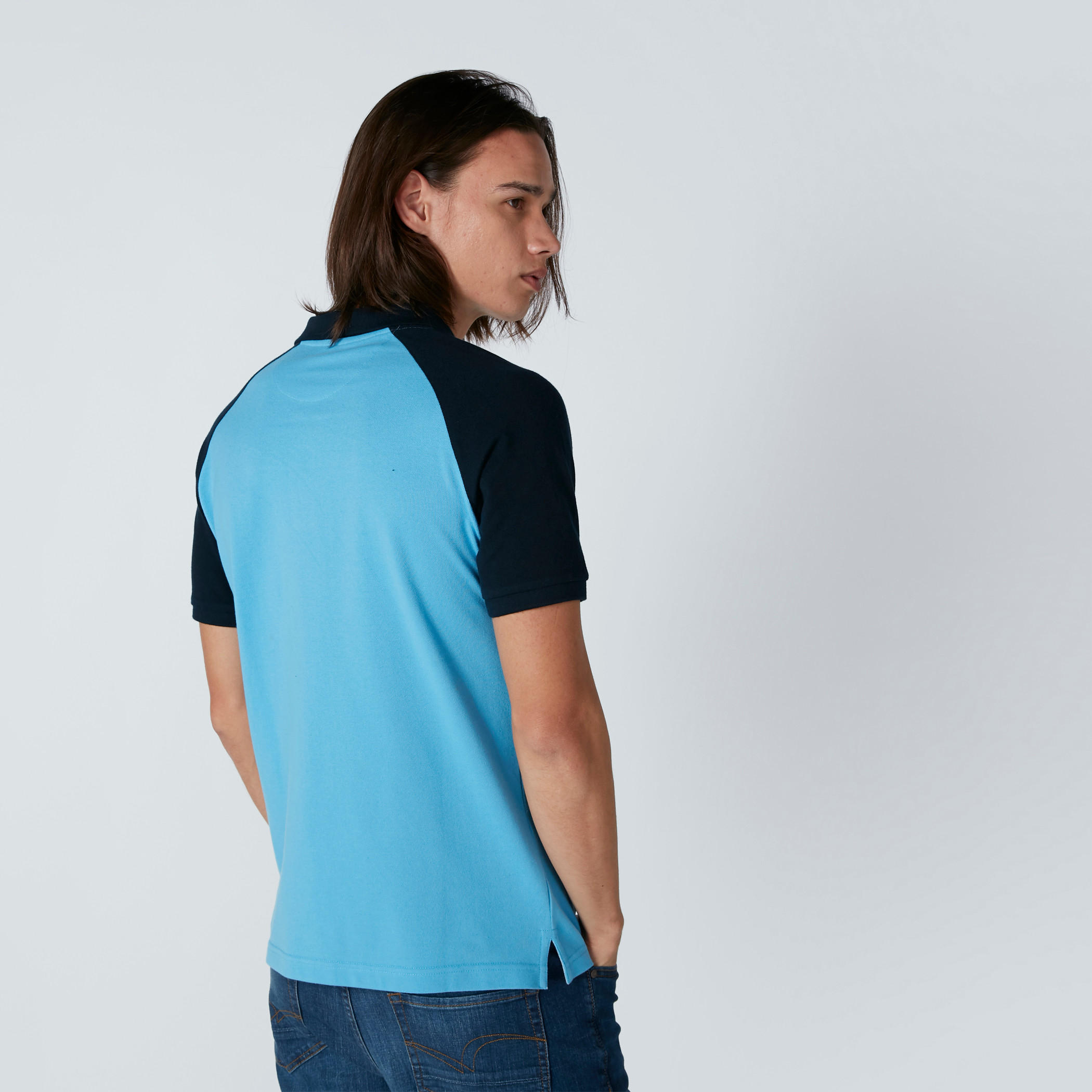 تيشيرت مطرّز بياقة بولو وأكمام قصيرة مغايرة-men-clothing-tshirtsandpolos-polos-image-3