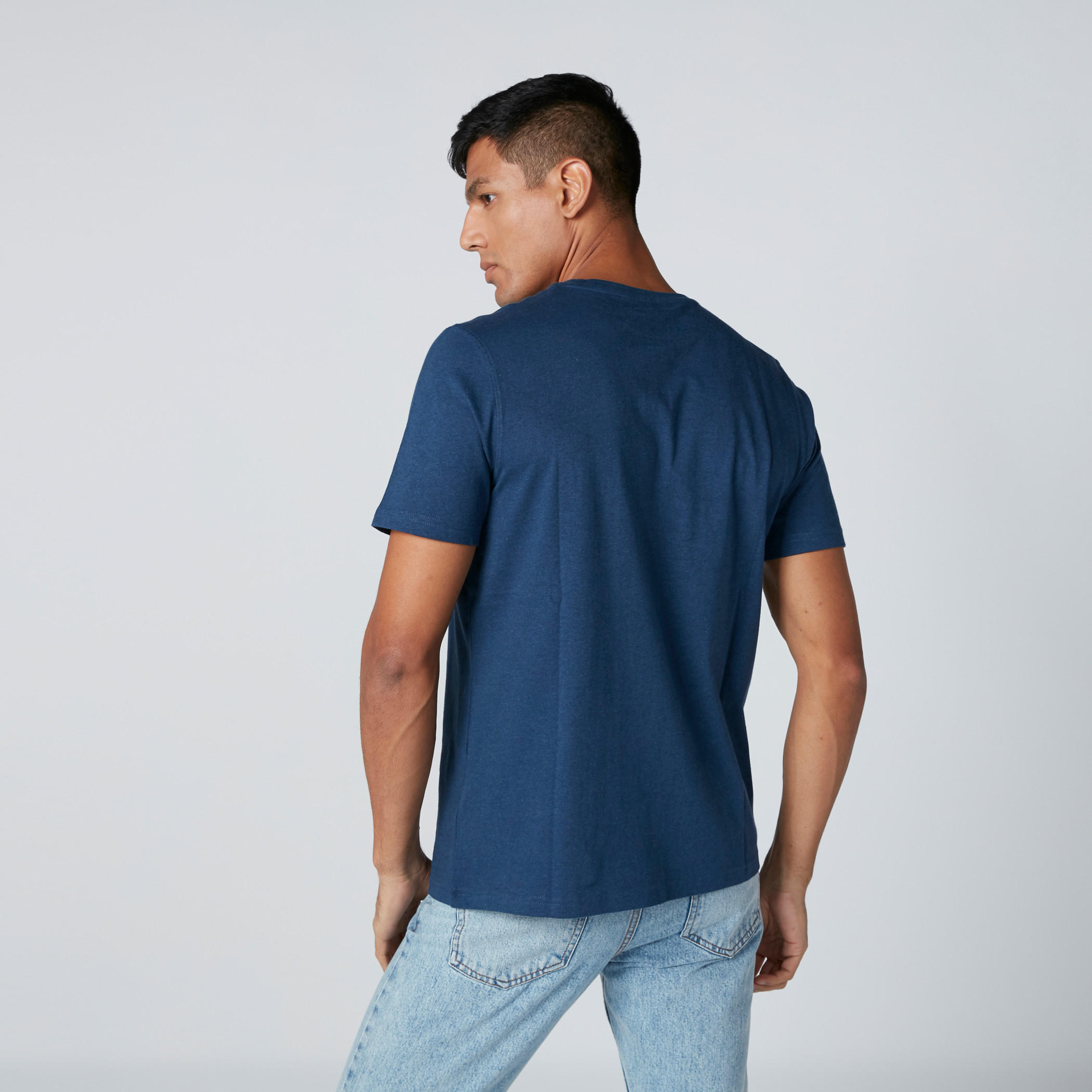 تيشيرت بياقة ضيقة وأكمام قصيرة-men-clothing-tshirtsandpolos-tshirts-image-2