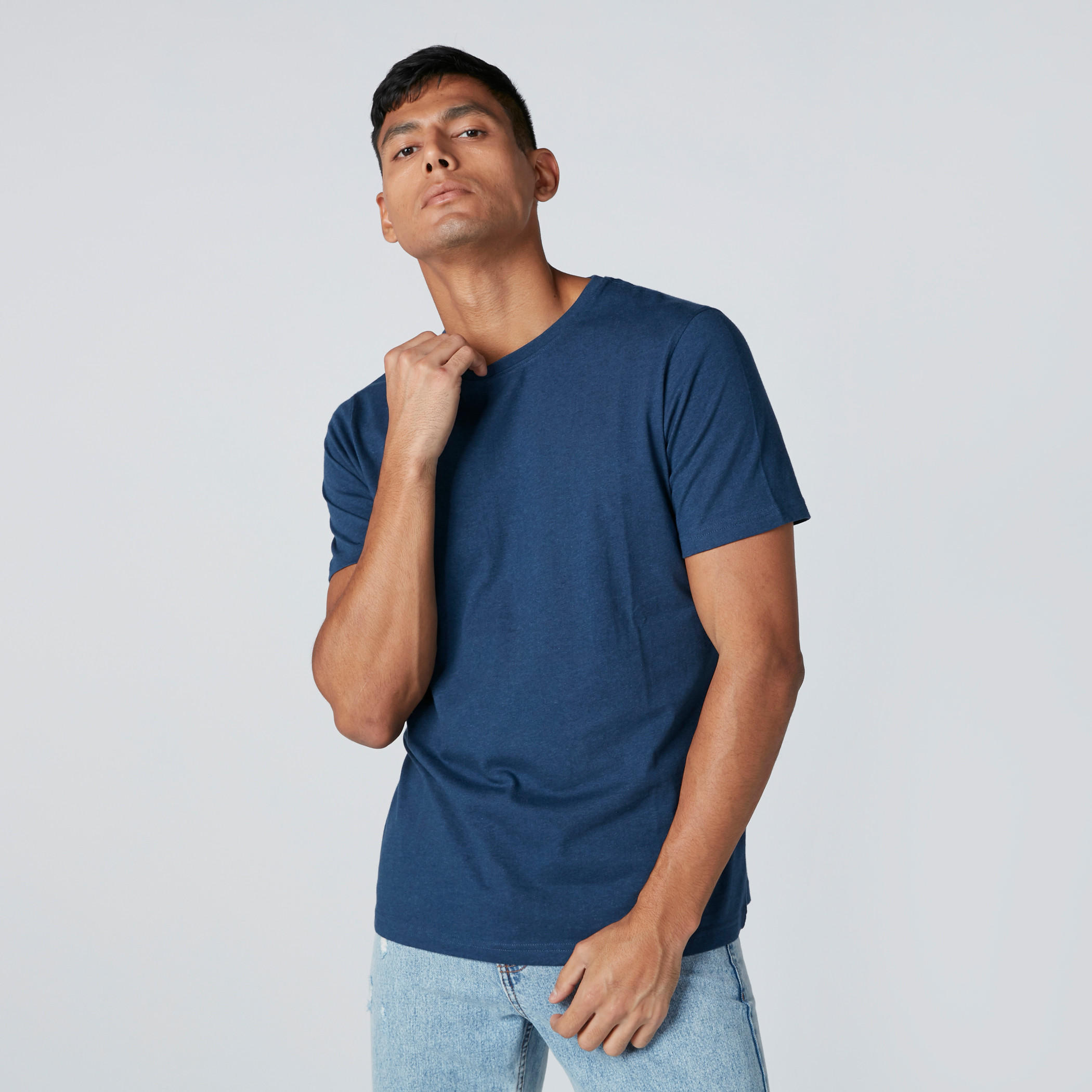 تيشيرت بياقة ضيقة وأكمام قصيرة-men-clothing-tshirtsandpolos-tshirts-image-3