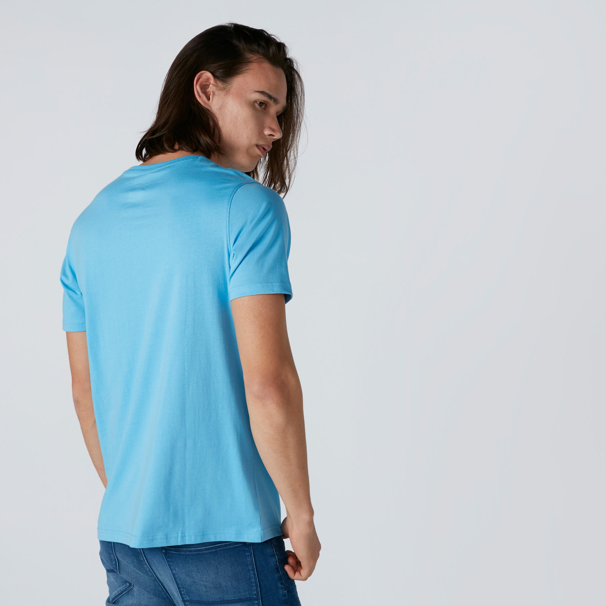 تيشيرت بياقة ضيقة وأكمام قصيرة-men-clothing-tshirtsandpolos-tshirts-image-2