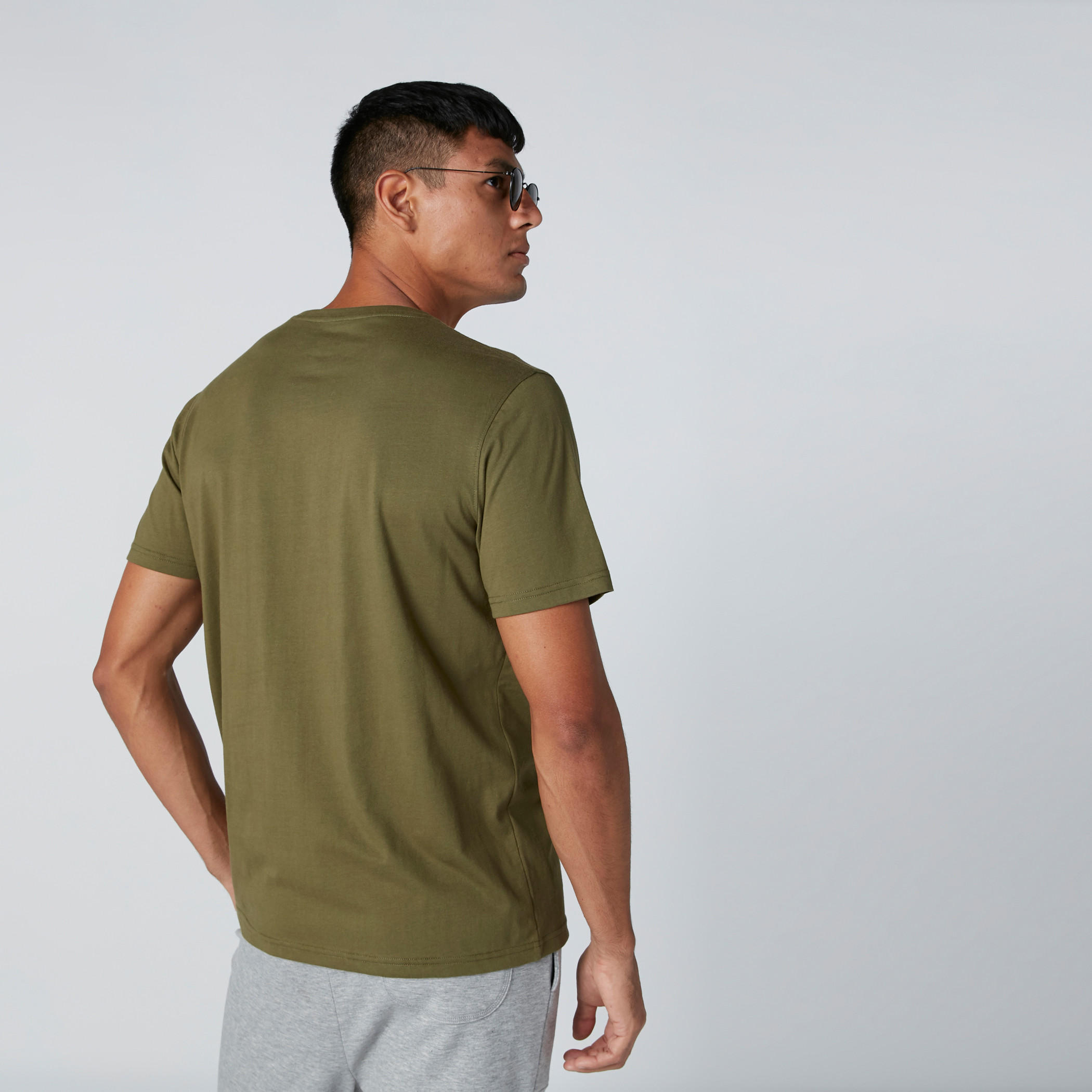 تيشيرت بياقة ضيقة وأكمام قصيرة-men-clothing-tshirtsandpolos-tshirts-image-2