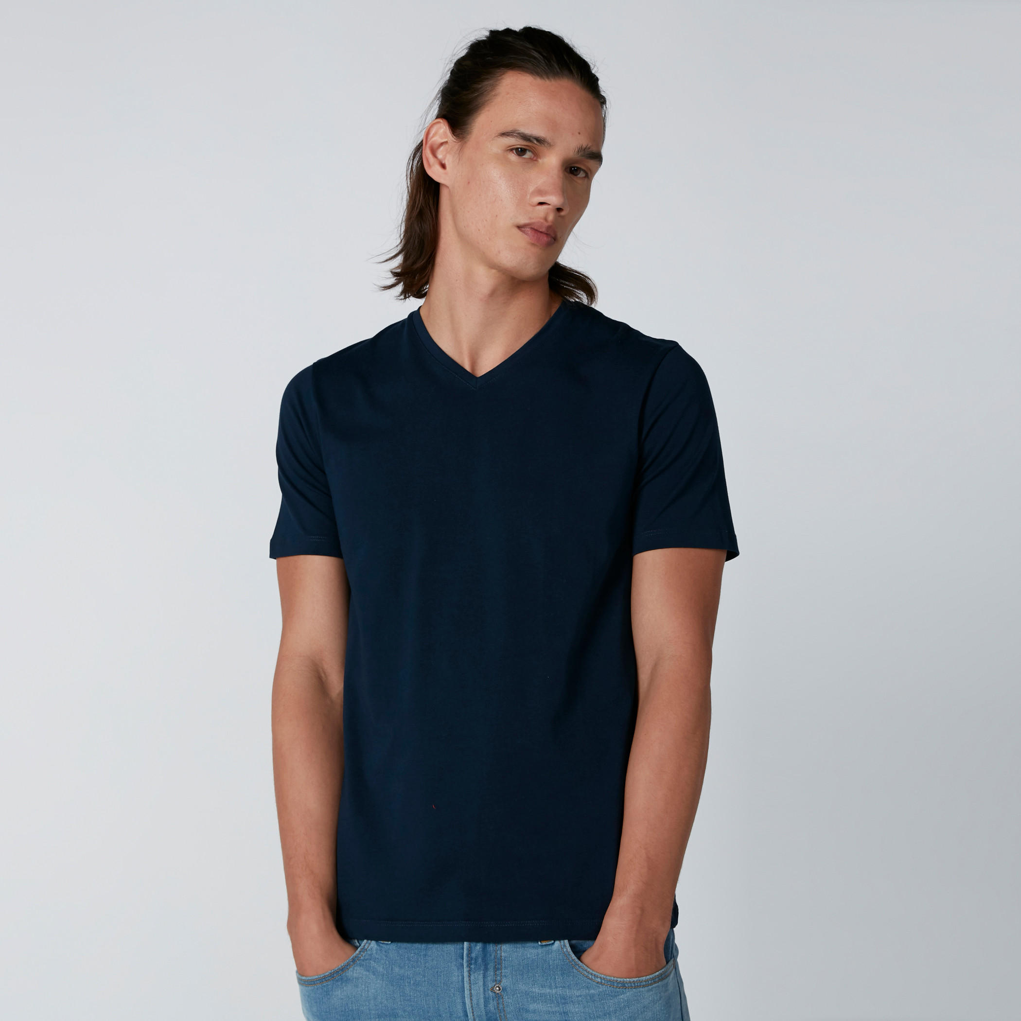 تيشيرت بياقة V وأكمام قصيرة-men-clothing-tshirtsandpolos-tshirts-image-1
