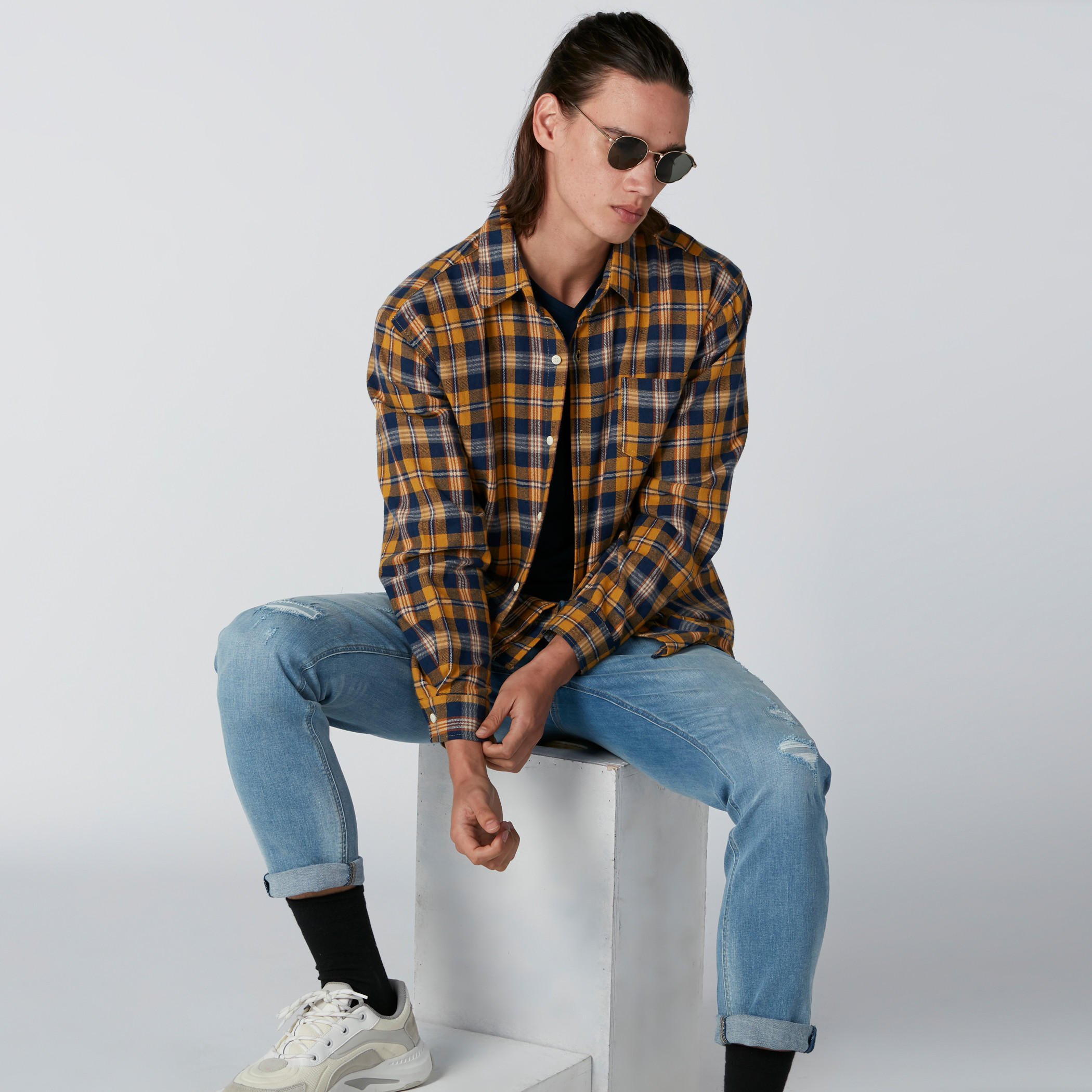 تيشيرت بياقة V وأكمام قصيرة-men-clothing-tshirtsandpolos-tshirts-image-3
