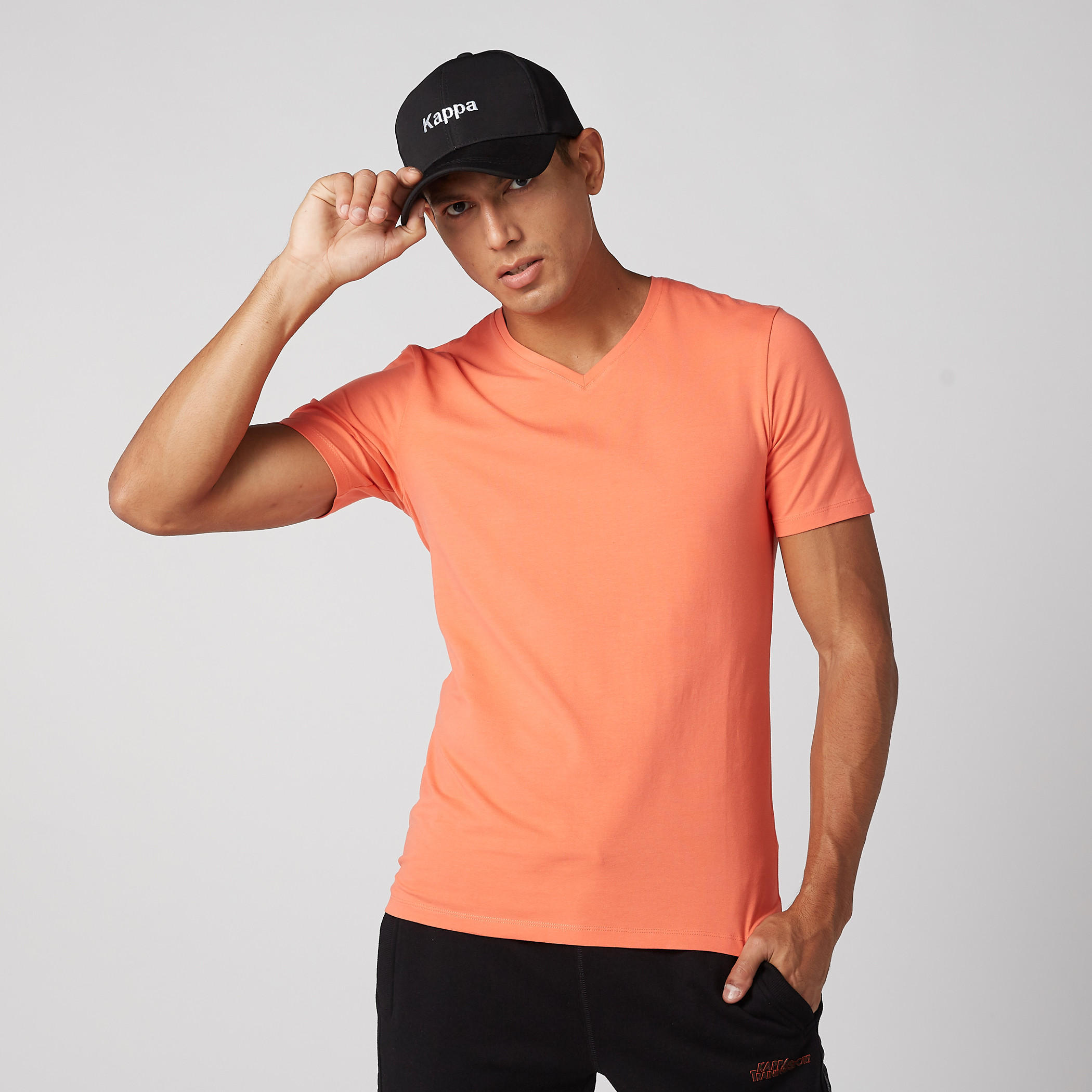 تيشيرت بياقة V وأكمام قصيرة-men-clothing-tshirtsandpolos-tshirts-image-1