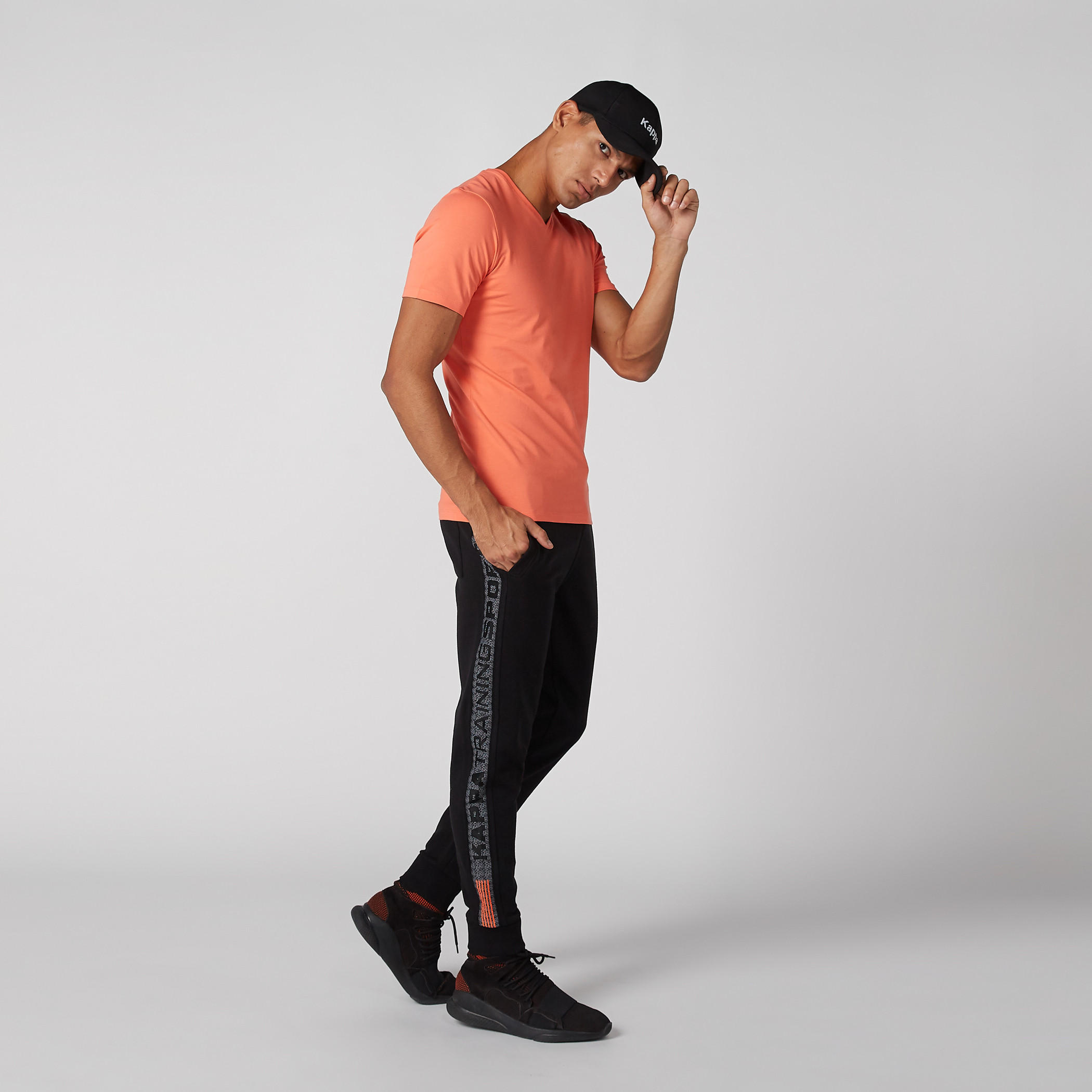تيشيرت بياقة V وأكمام قصيرة-men-clothing-tshirtsandpolos-tshirts-image-2