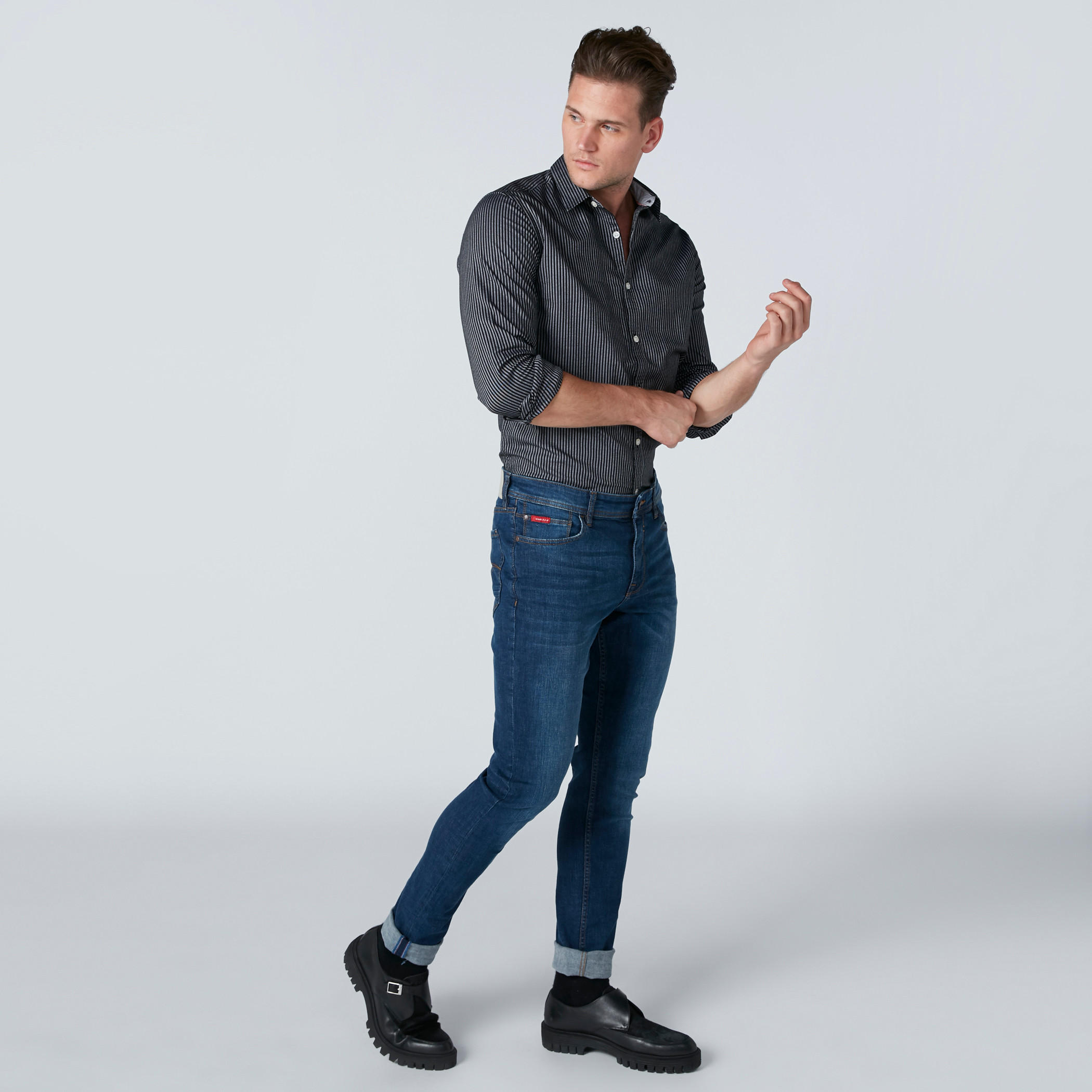 قميص مقلّم بأكمام طويلة وأزرار-men-clothing-shirts-image-3