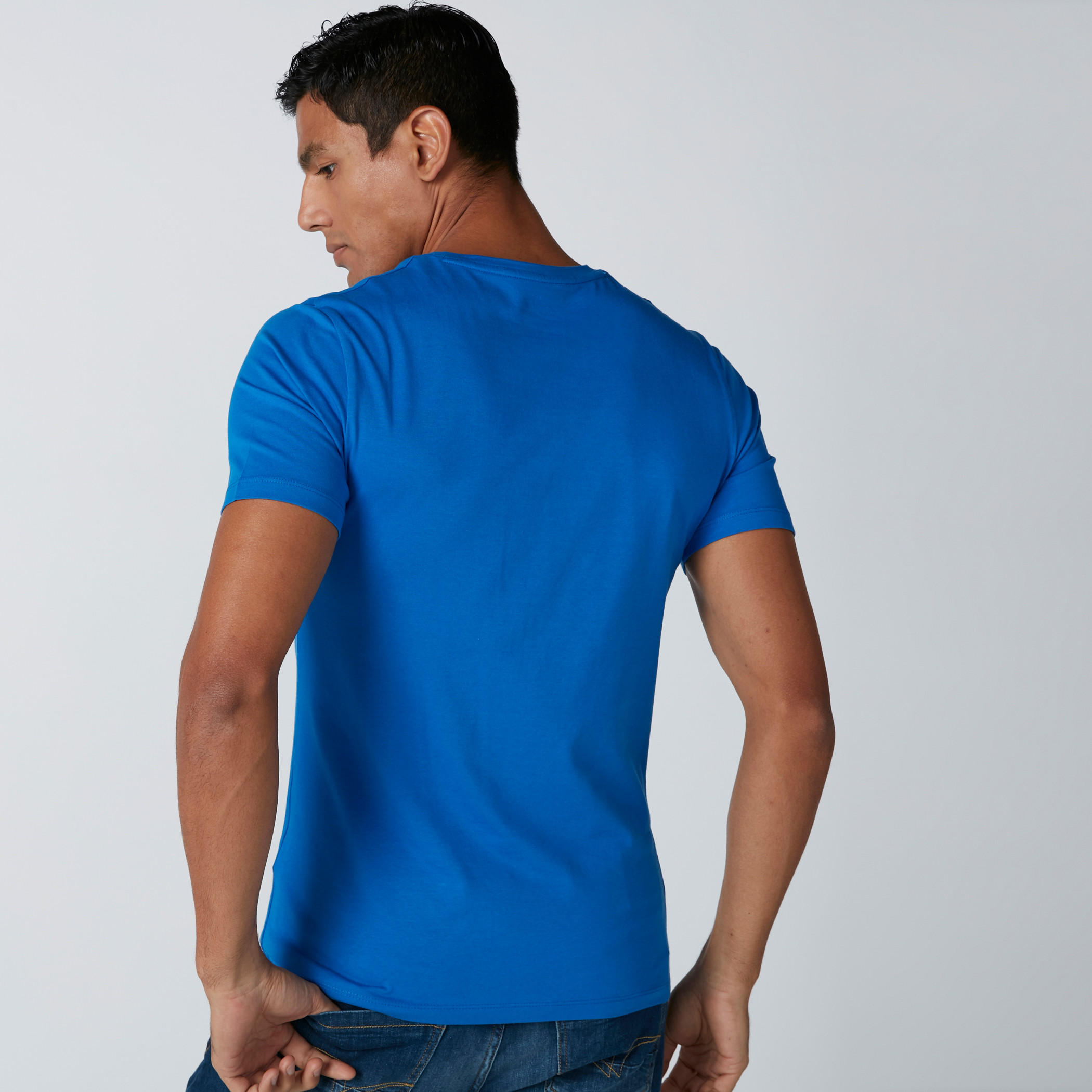 تيشيرت بياقة V وأكمام قصيرة-men-clothing-tshirtsandpolos-tshirts-image-2