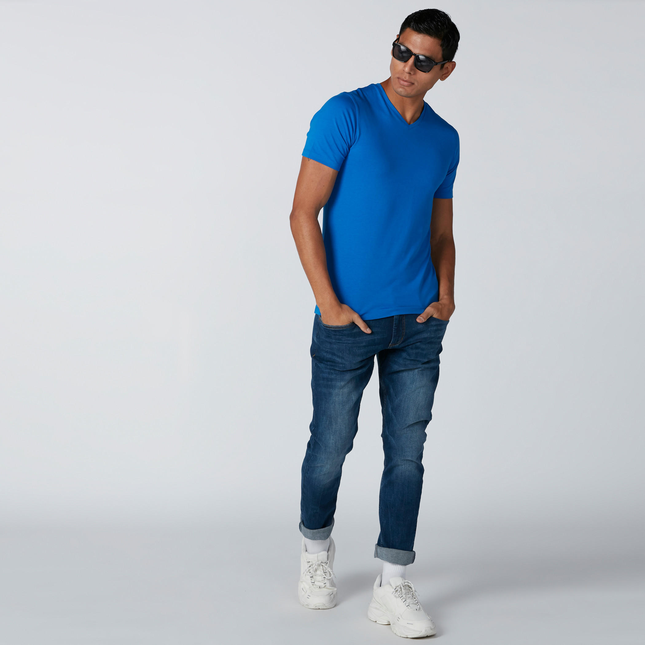 تيشيرت بياقة V وأكمام قصيرة-men-clothing-tshirtsandpolos-tshirts-image-1