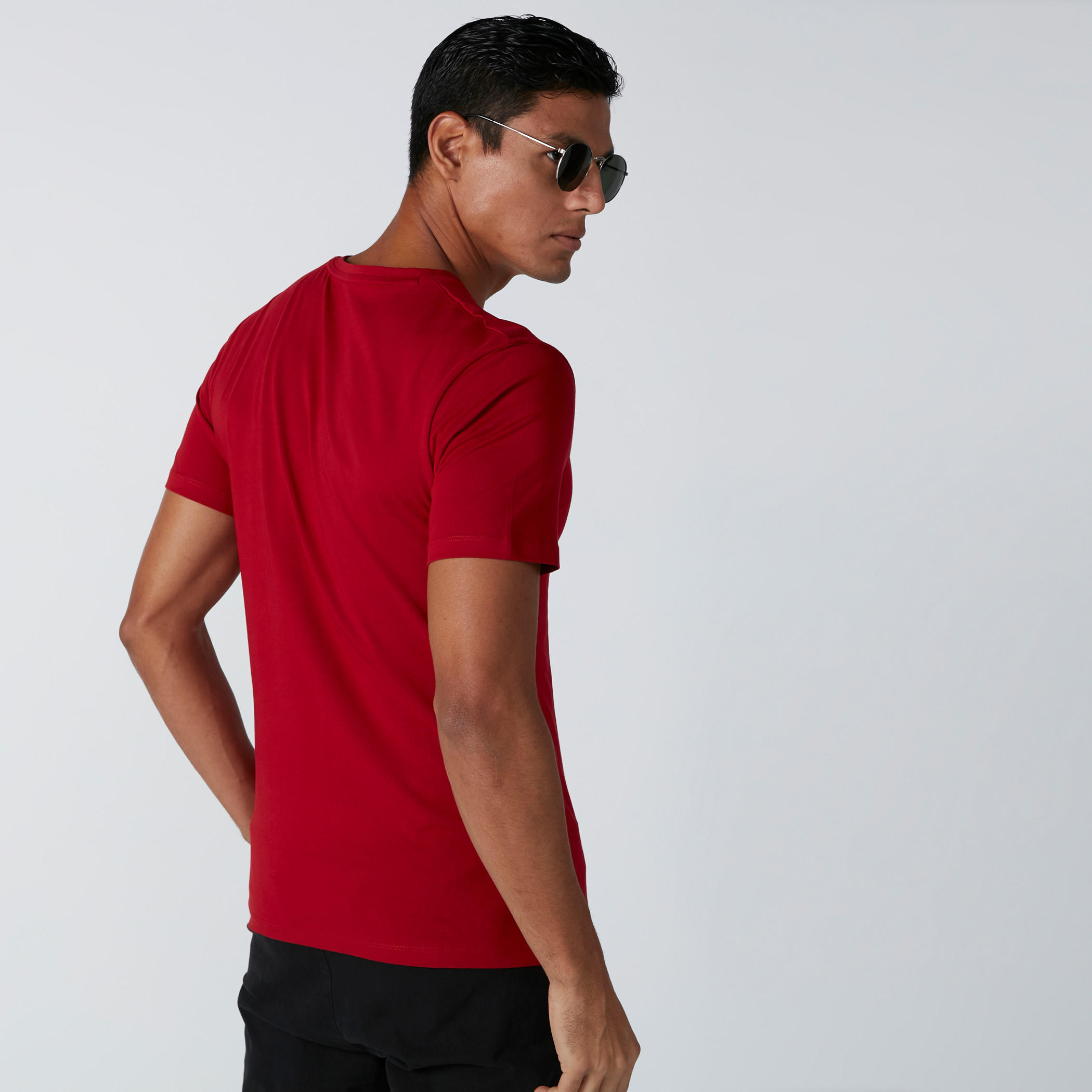 تيشيرت بياقة V وأكمام قصيرة-men-clothing-tshirtsandpolos-tshirts-image-2