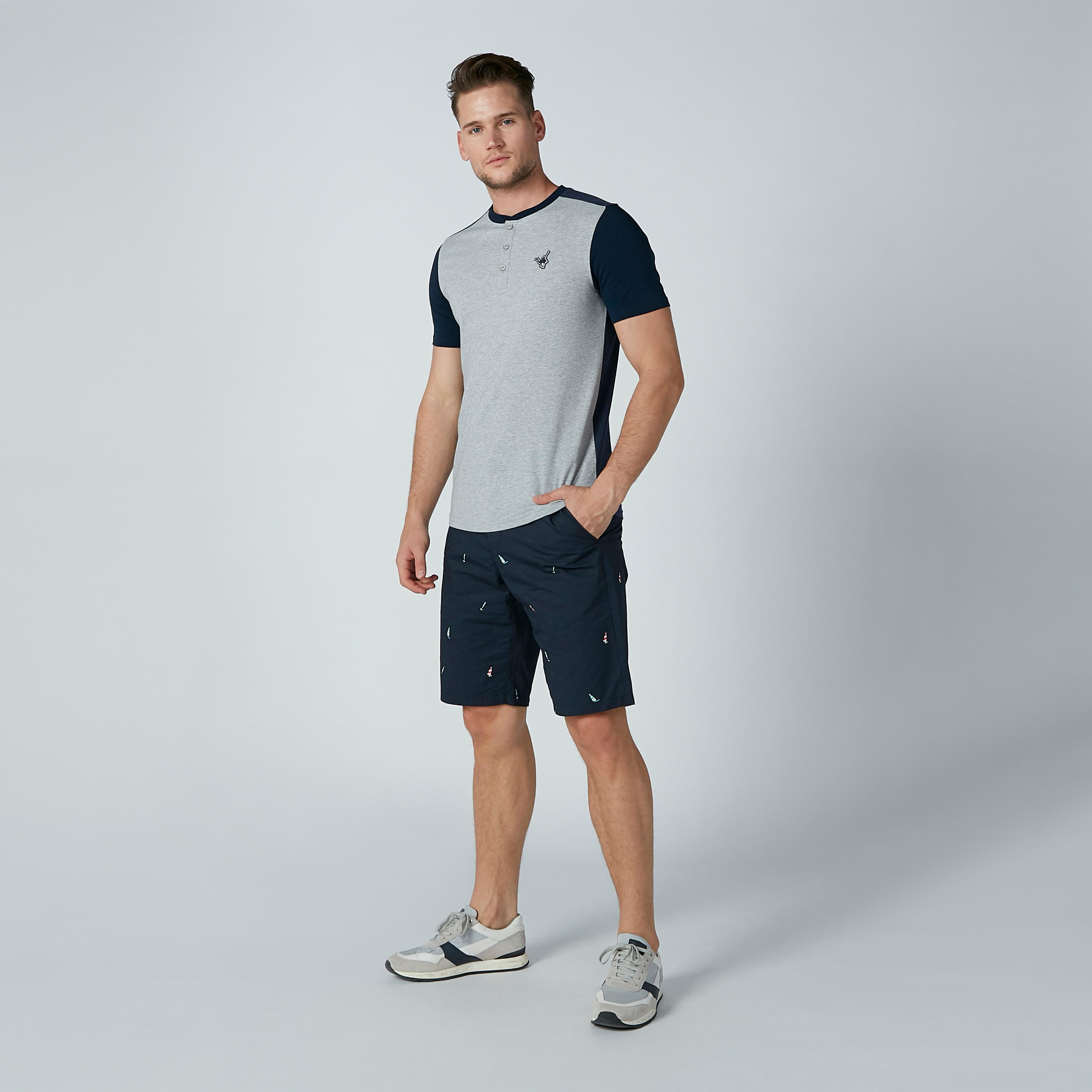 تيشيرت مستدام سادة بياقة هينلي وأكمام قصيرة-men-clothing-tshirtsandpolos-tshirts-image-1