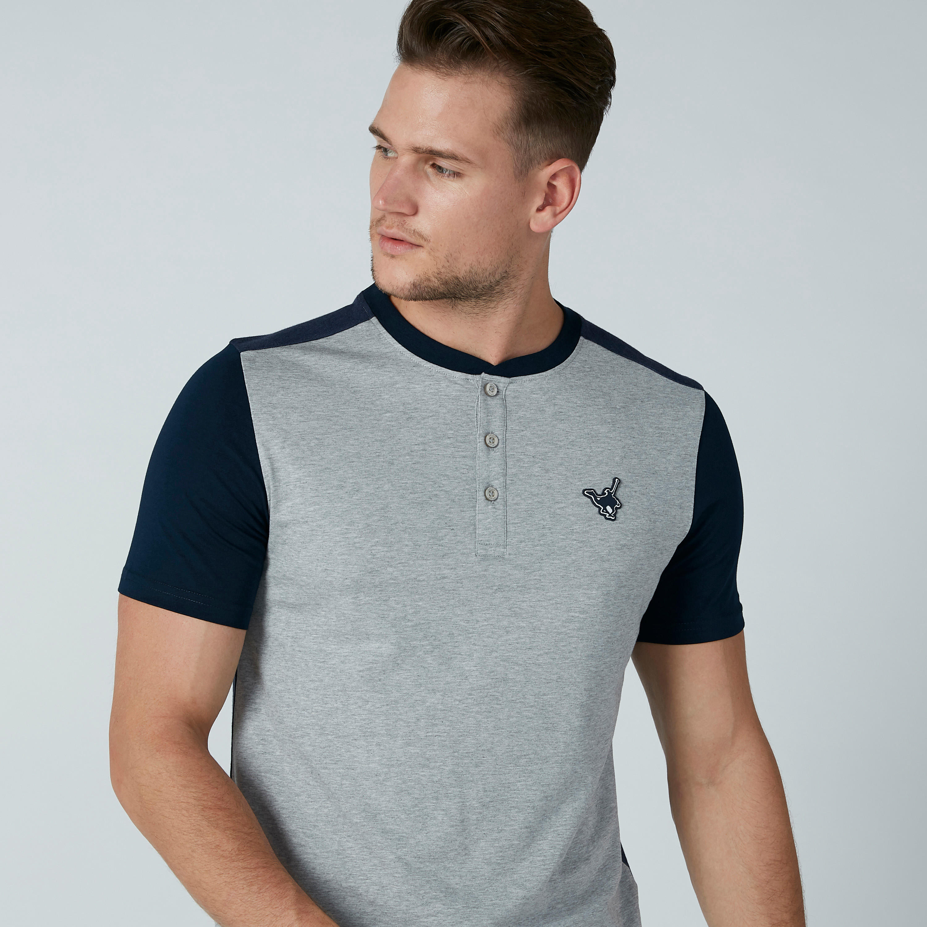 تيشيرت مستدام سادة بياقة هينلي وأكمام قصيرة-men-clothing-tshirtsandpolos-tshirts-image-2