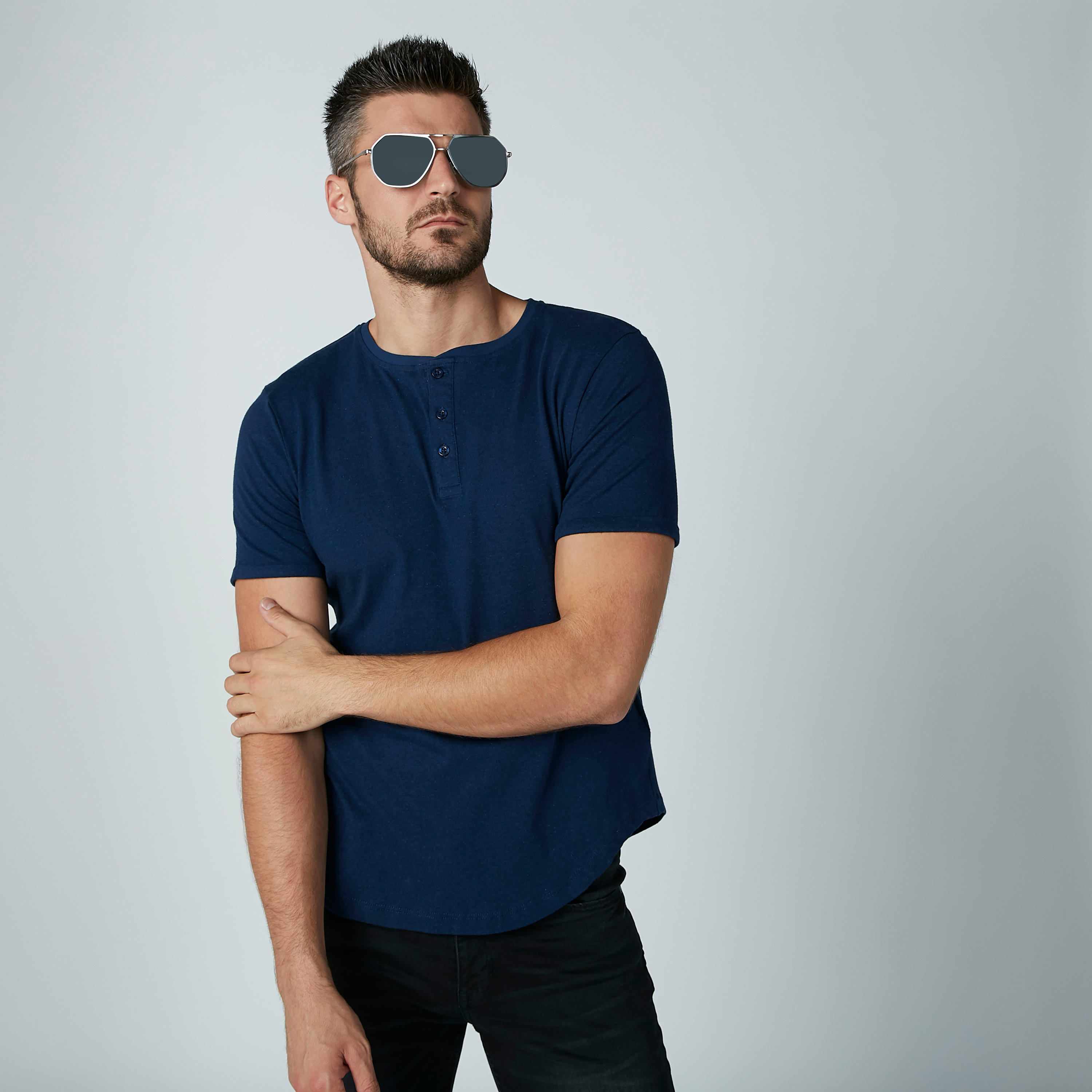 تيشيرت سادة بياقة هينلي وأكمام قصيرة-men-clothing-tshirtsandpolos-tshirts-image-2