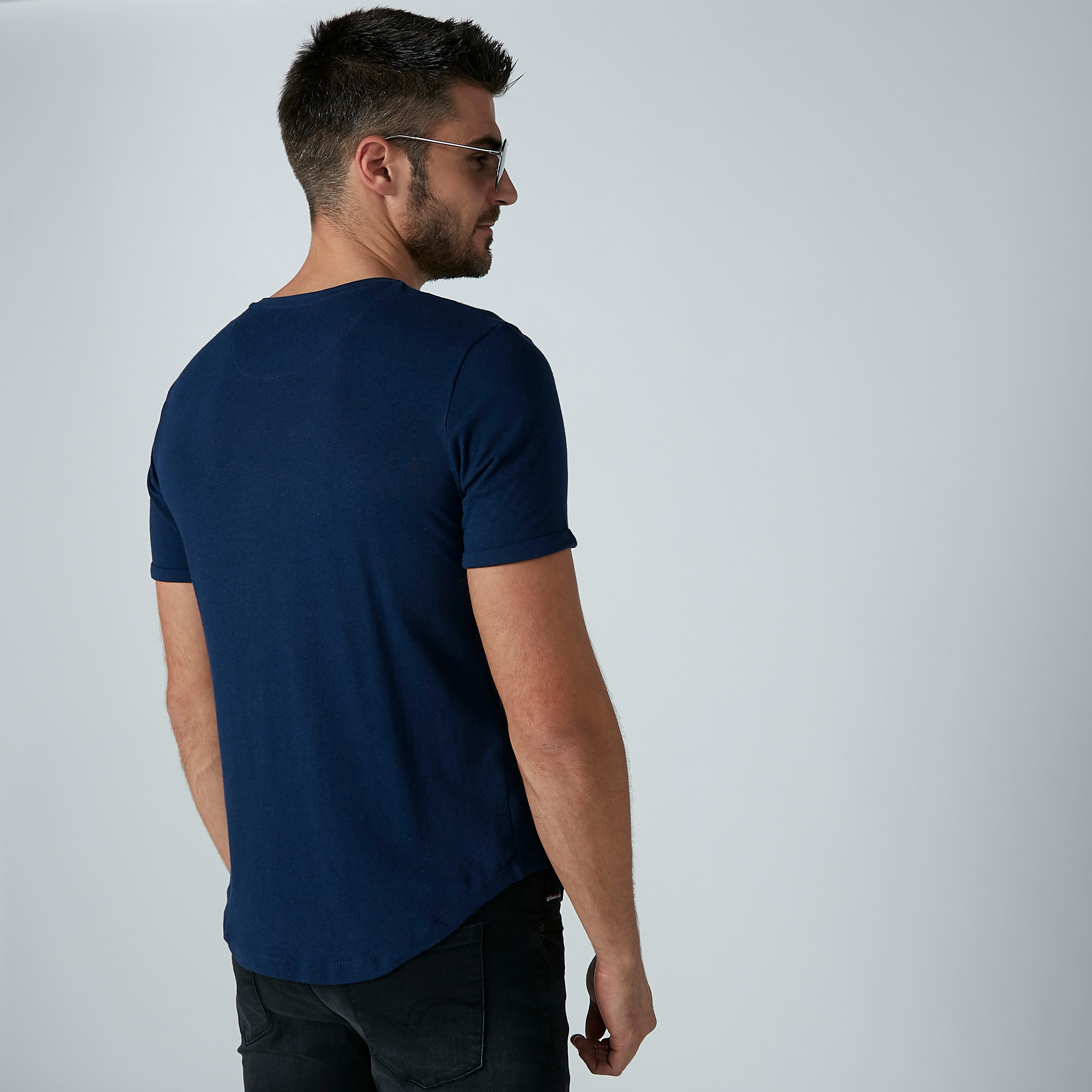 تيشيرت سادة بياقة هينلي وأكمام قصيرة-men-clothing-tshirtsandpolos-tshirts-image-4