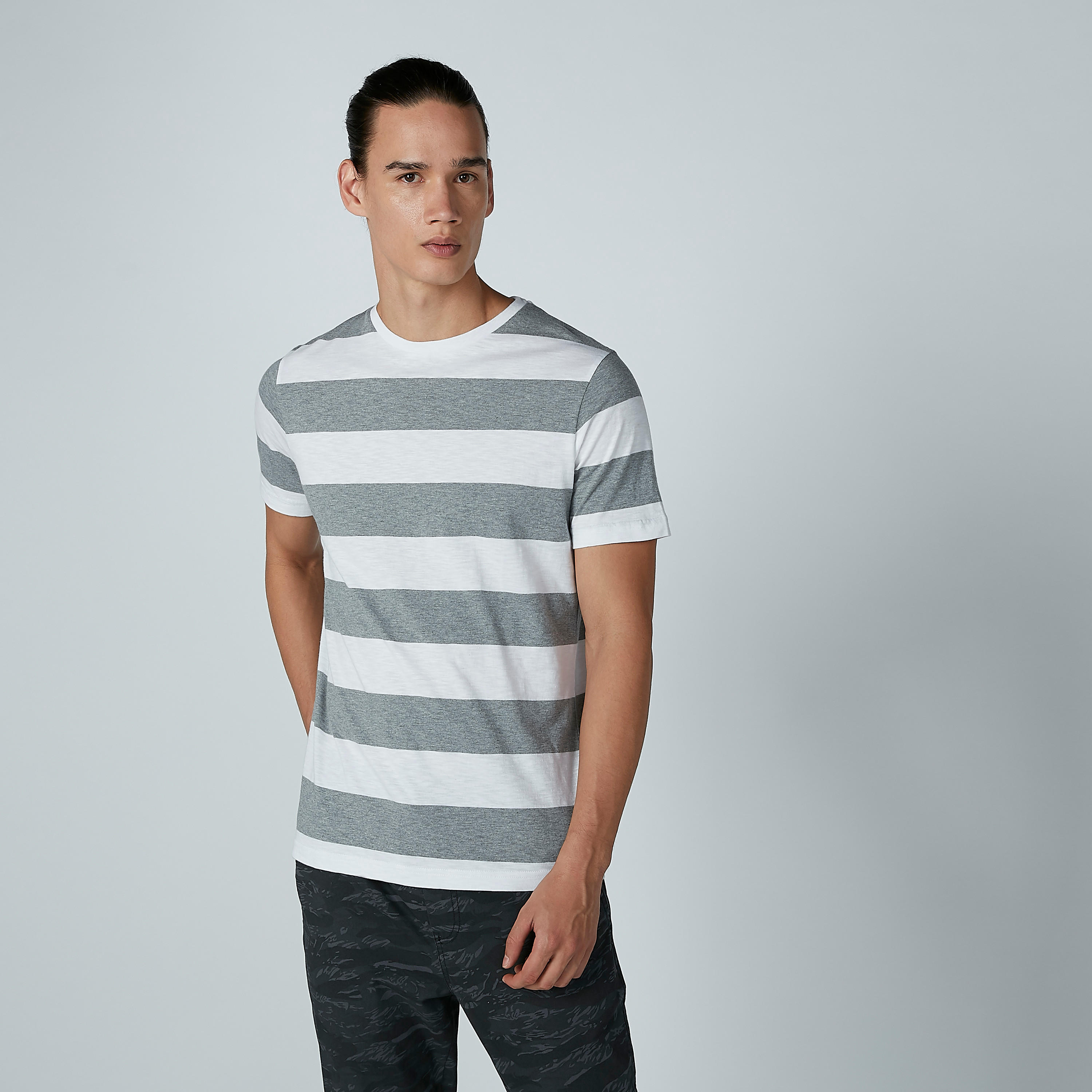 تيشيرت مقلّم بياقة مستديرة وأكمام قصيرة-men-clothing-tshirtsandpolos-tshirts-image-1