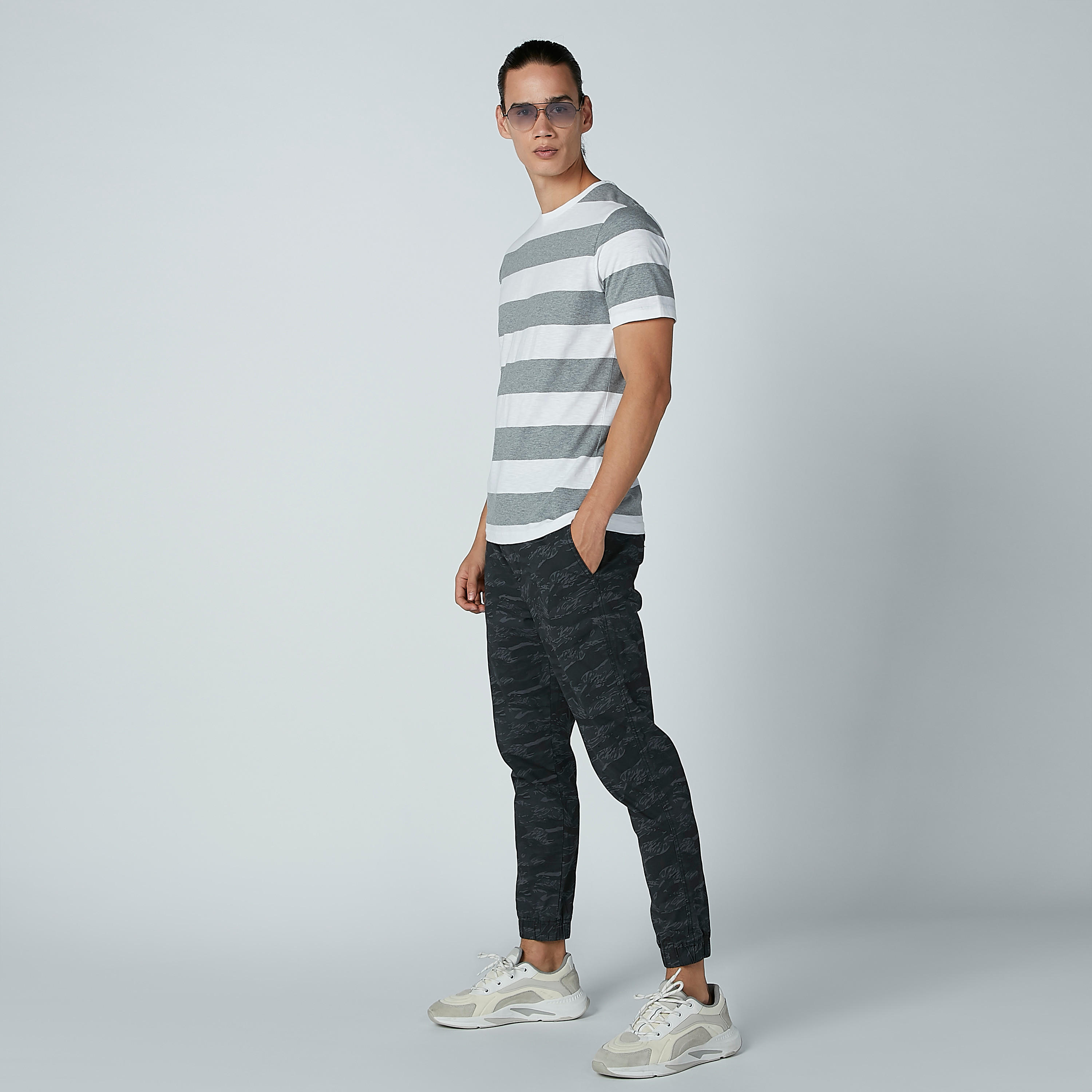 تيشيرت مقلّم بياقة مستديرة وأكمام قصيرة-men-clothing-tshirtsandpolos-tshirts-image-2
