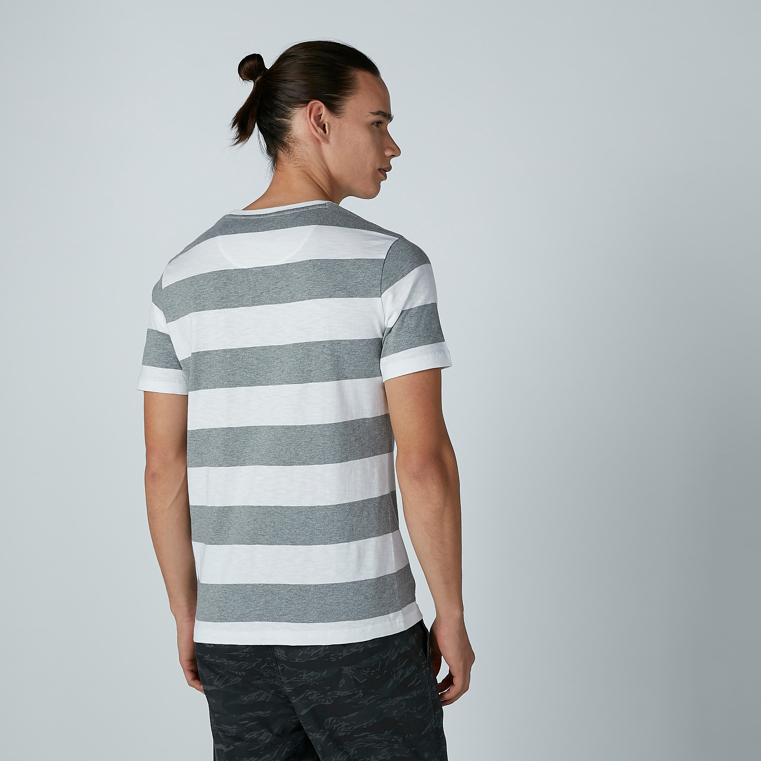 تيشيرت مقلّم بياقة مستديرة وأكمام قصيرة-men-clothing-tshirtsandpolos-tshirts-image-3