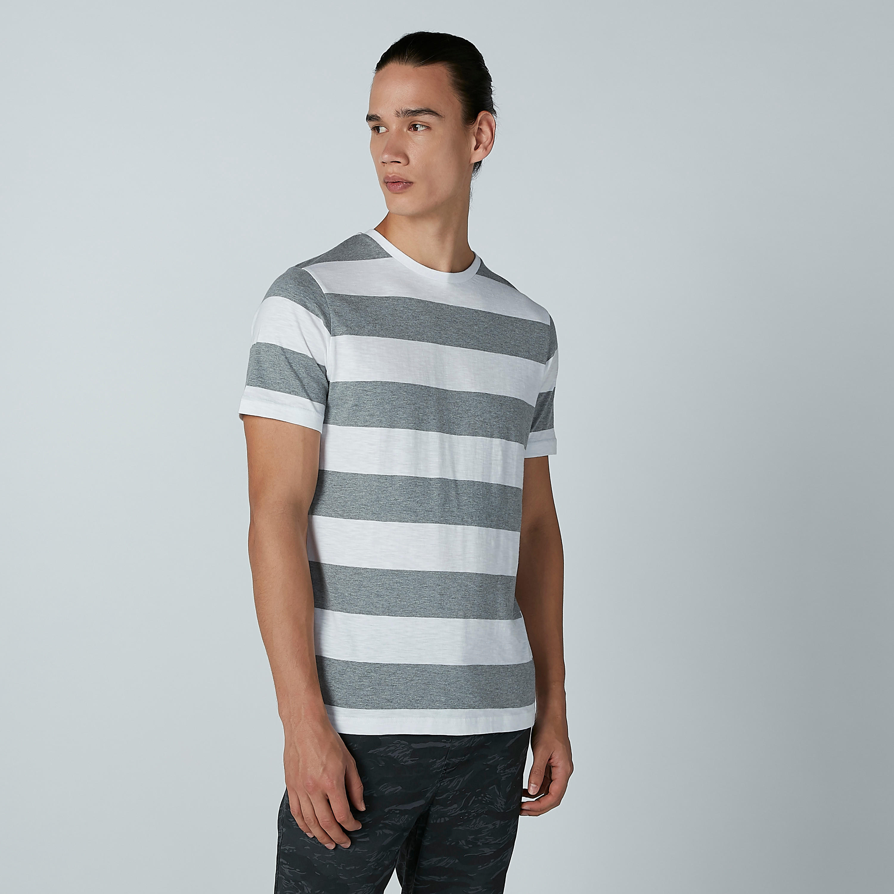 تيشيرت مقلّم بياقة مستديرة وأكمام قصيرة-men-clothing-tshirtsandpolos-tshirts-image-4