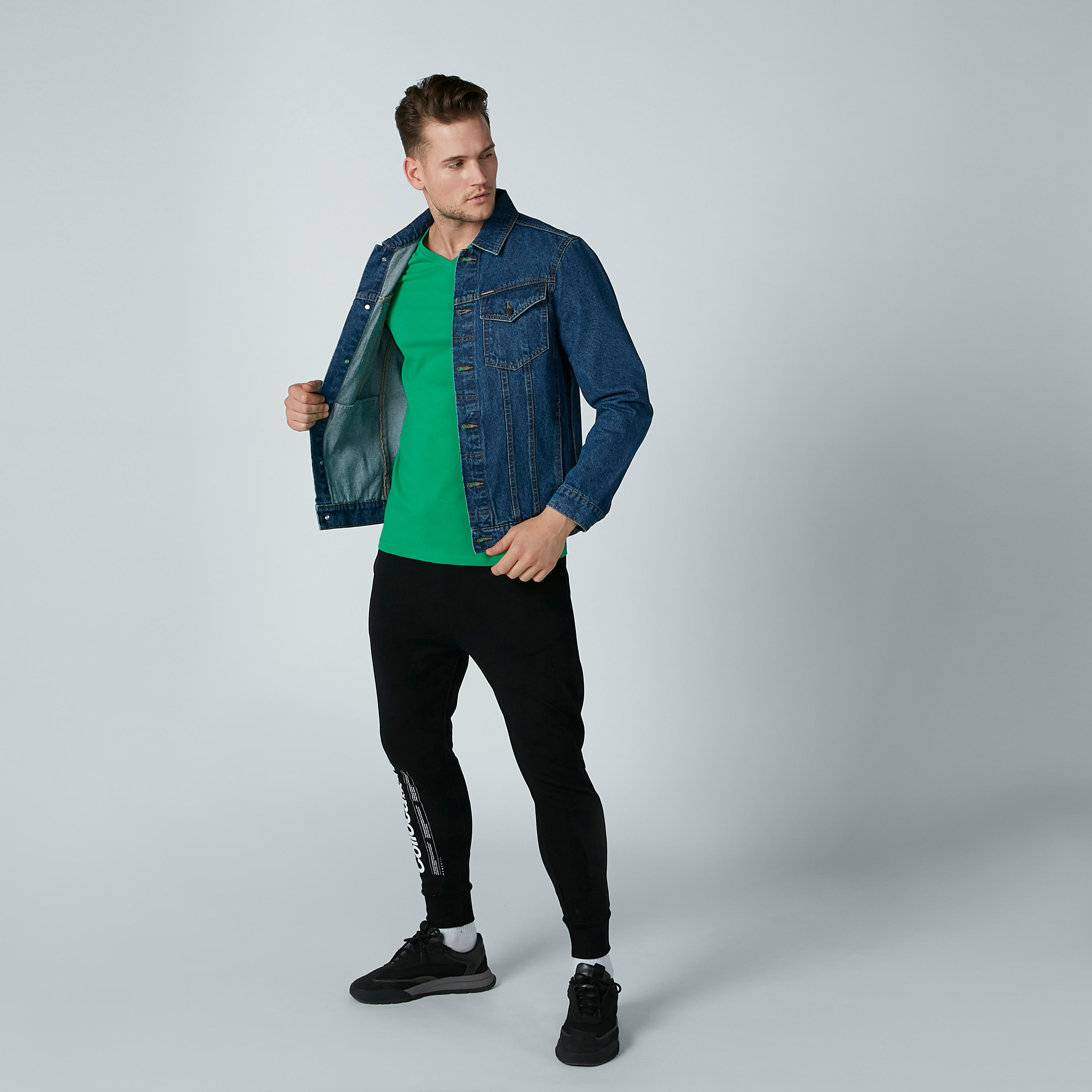 تيشيرت سادة بياقة V وأكمام قصيرة-men-clothing-tshirtsandpolos-tshirts-image-2