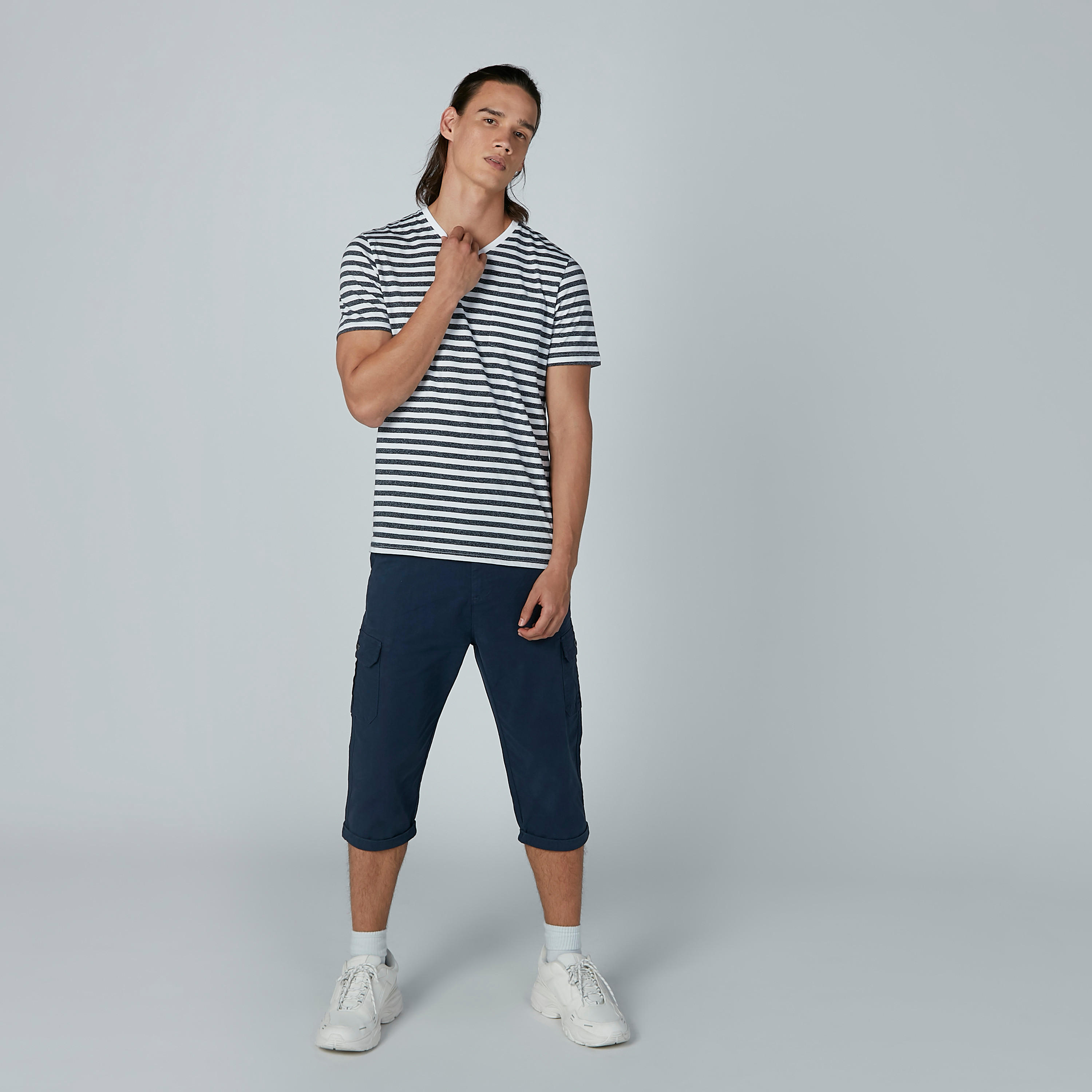 تيشيرت مستدام مقلّم بياقة V وأكمام قصيرة -men-clothing-tshirtsandpolos-tshirts-image-6