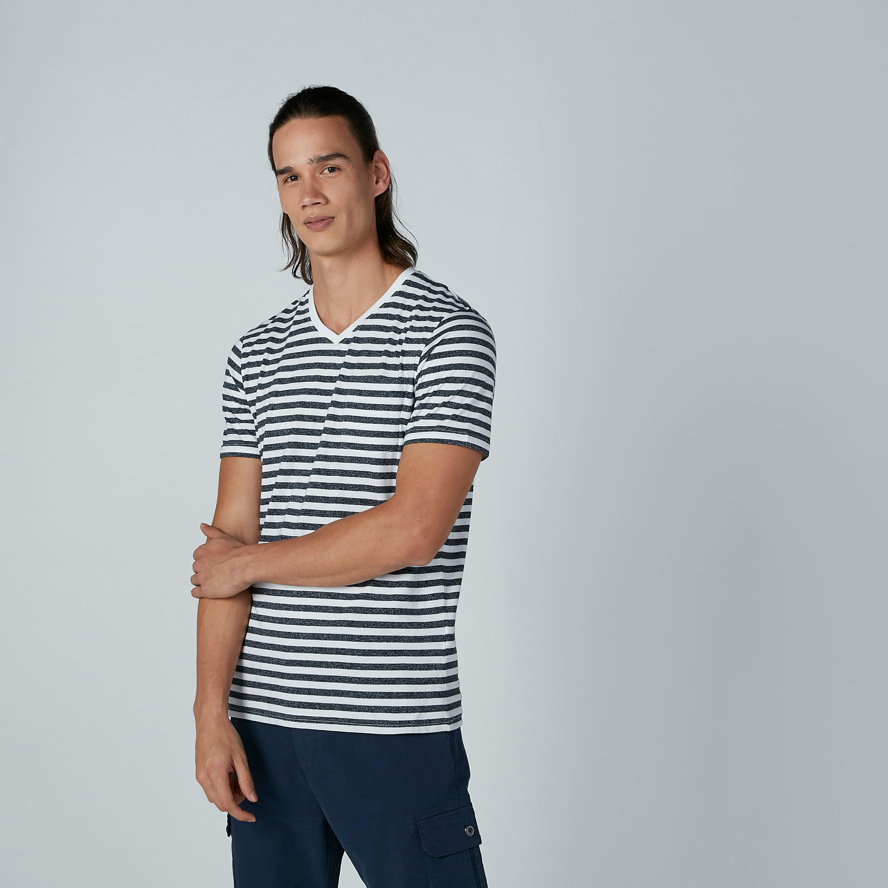 تيشيرت مستدام مقلّم بياقة V وأكمام قصيرة -men-clothing-tshirtsandpolos-tshirts-image-7