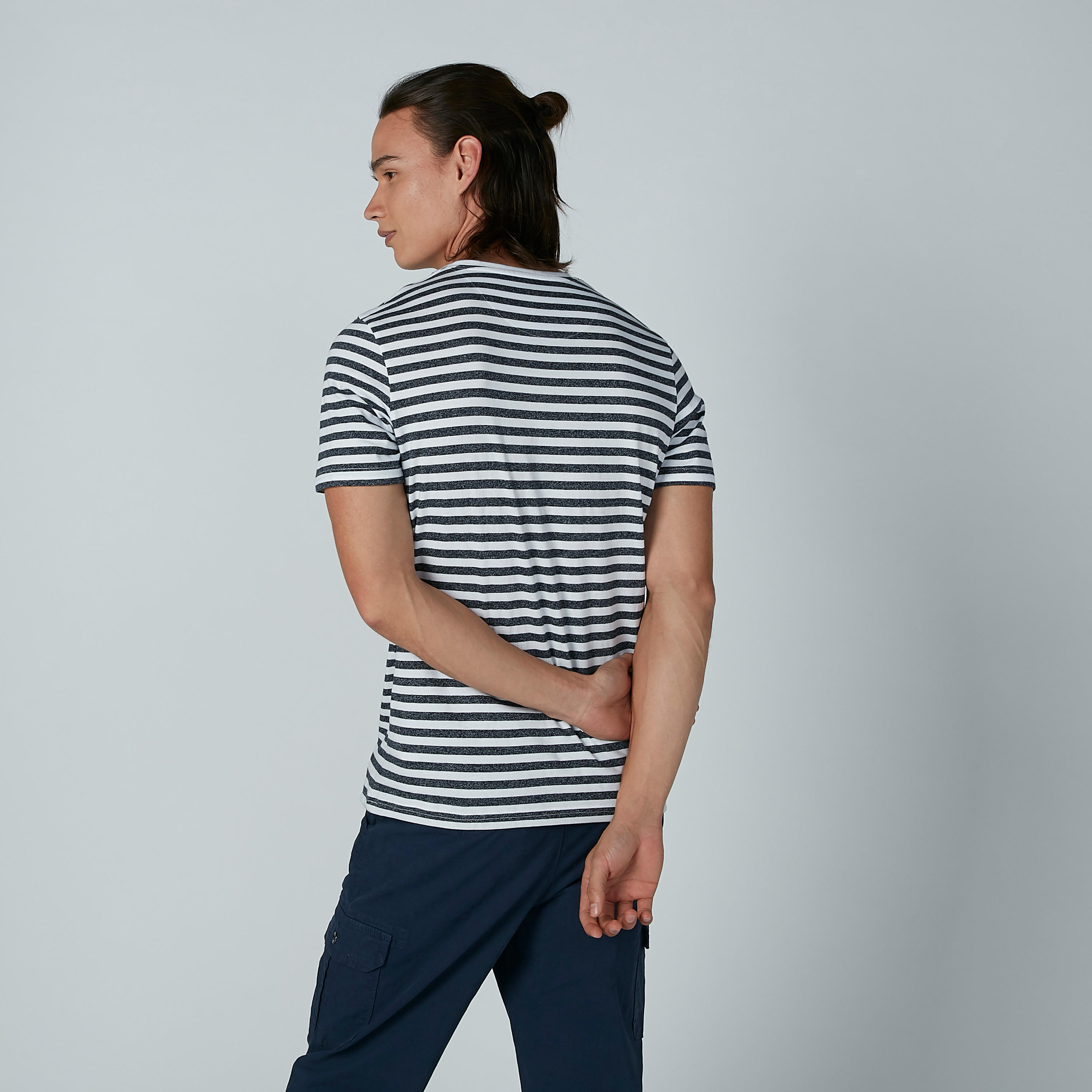 تيشيرت مستدام مقلّم بياقة V وأكمام قصيرة -men-clothing-tshirtsandpolos-tshirts-image-8