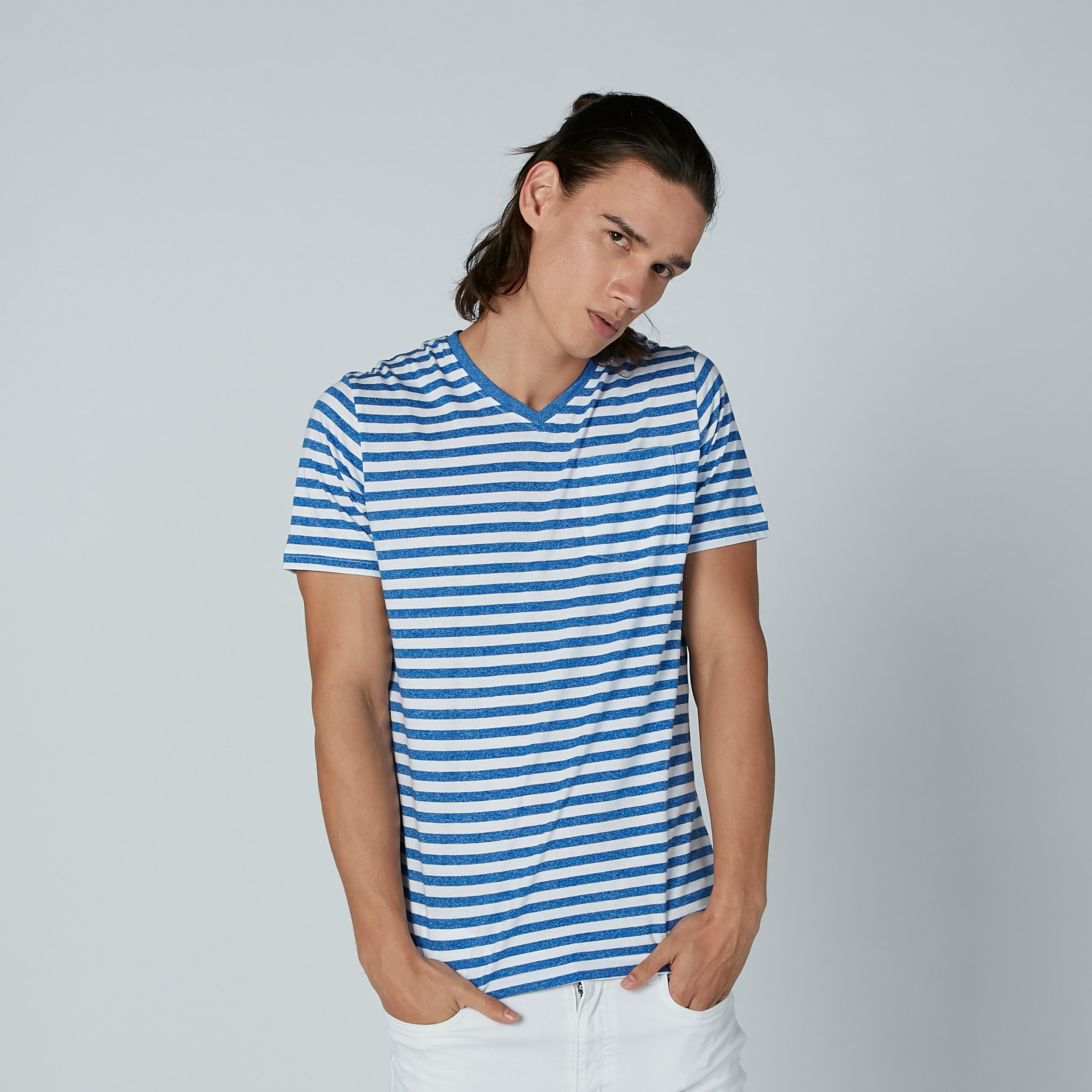 تيشيرت مستدام مقلّم بياقة V وأكمام قصيرة -men-clothing-tshirtsandpolos-tshirts-image-1