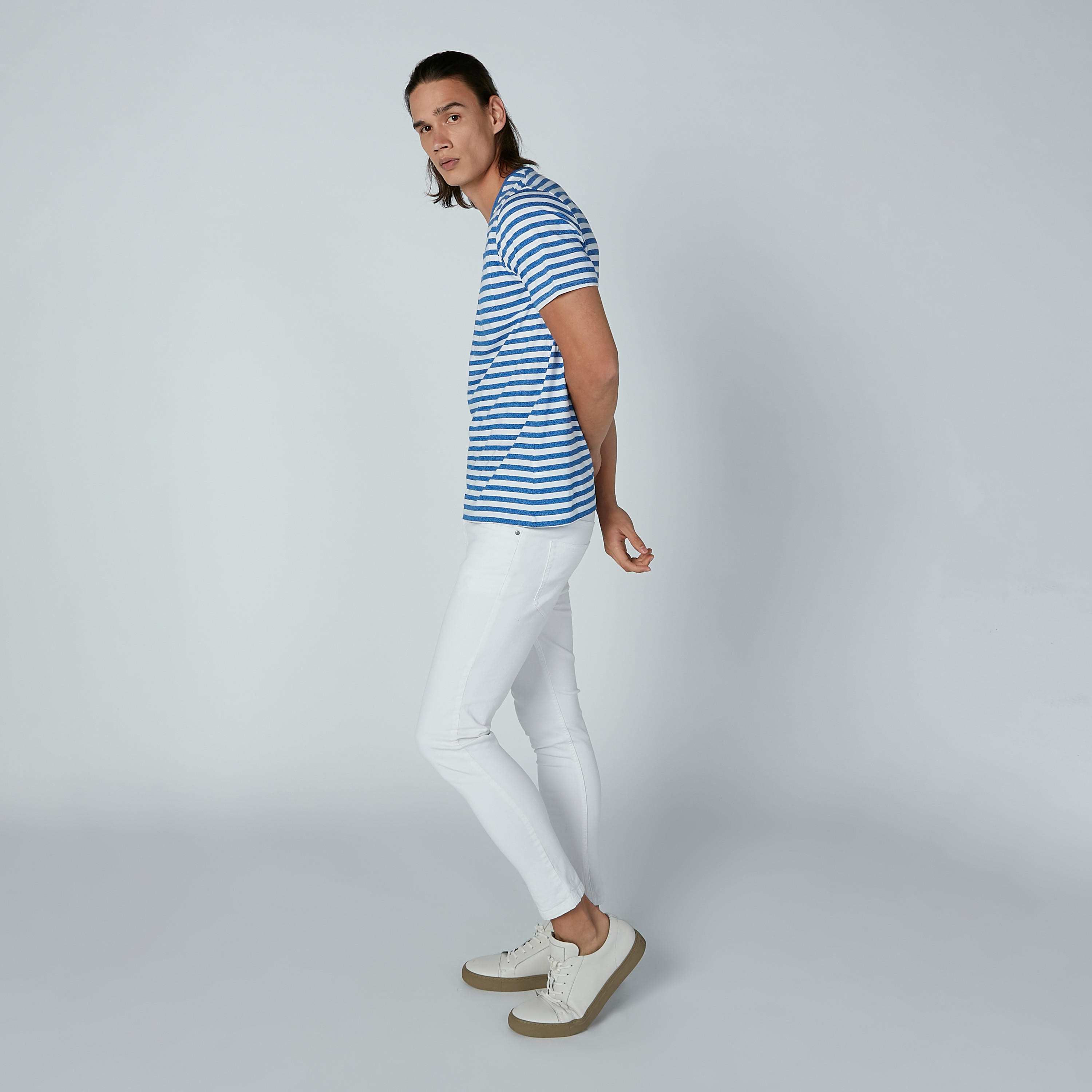تيشيرت مستدام مقلّم بياقة V وأكمام قصيرة -men-clothing-tshirtsandpolos-tshirts-image-2