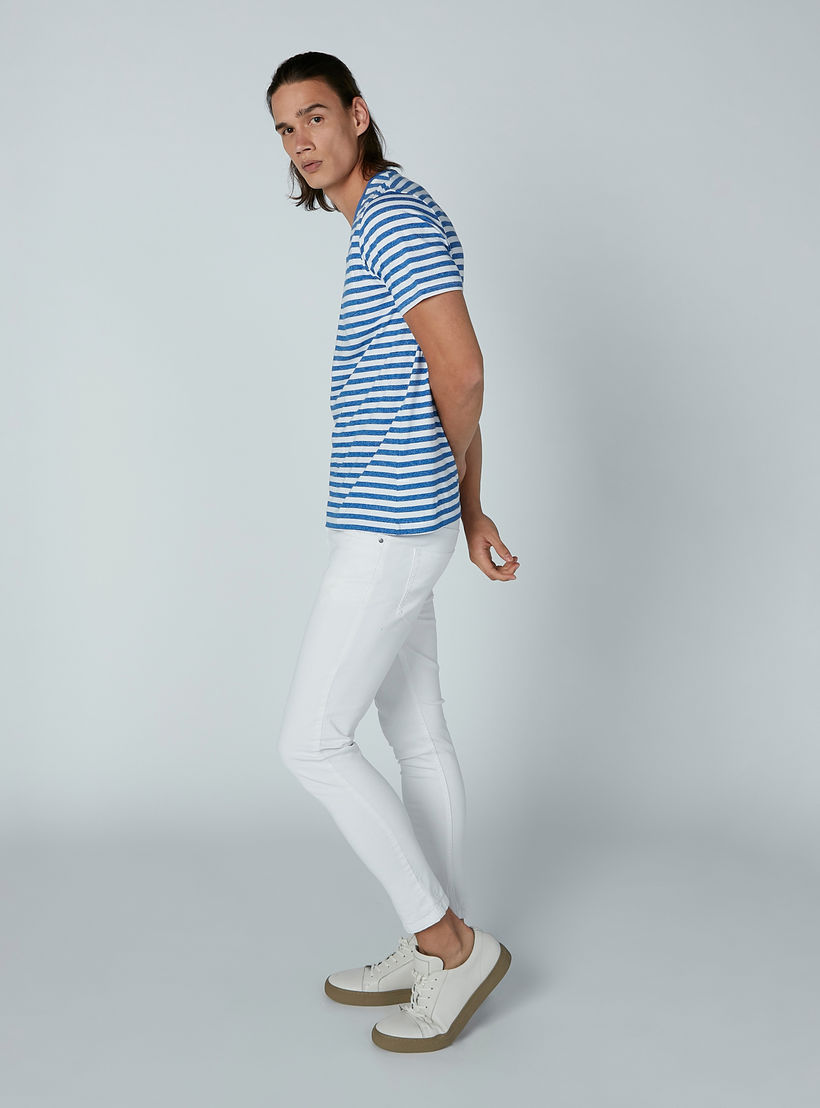 تيشيرت مستدام مقلّم بياقة V وأكمام قصيرة -men-clothing-tshirtsandpolos-tshirts-image-2