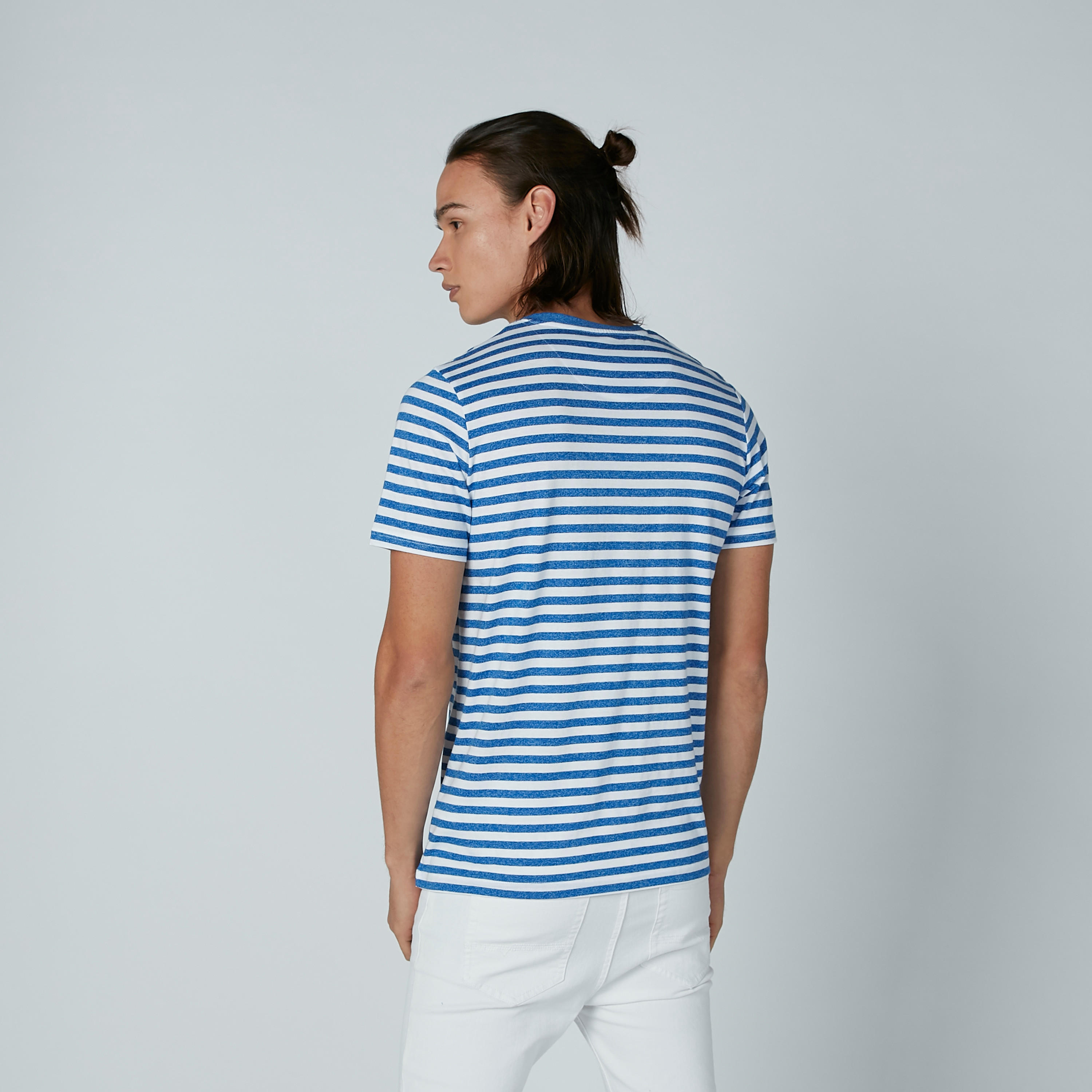تيشيرت مستدام مقلّم بياقة V وأكمام قصيرة -men-clothing-tshirtsandpolos-tshirts-image-3