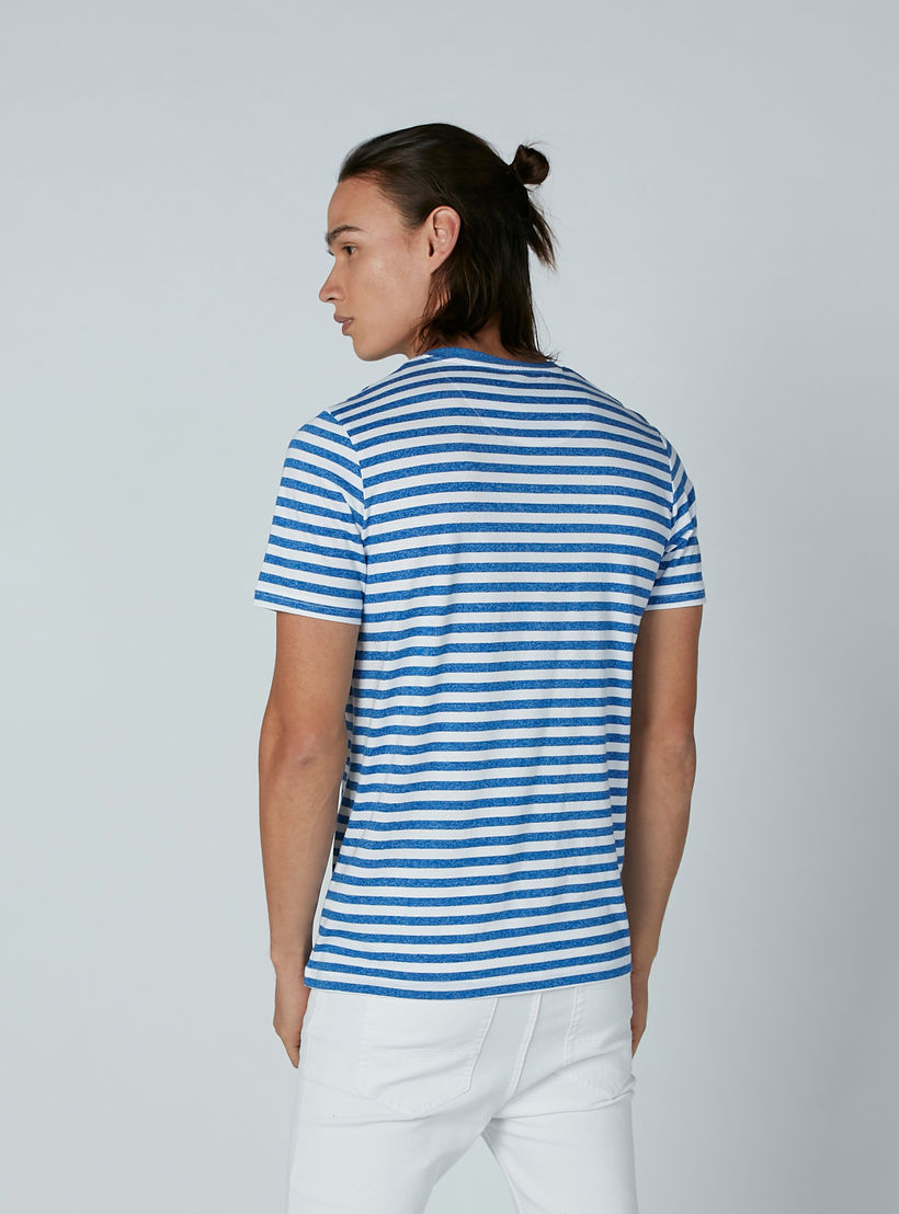 تيشيرت مستدام مقلّم بياقة V وأكمام قصيرة -men-clothing-tshirtsandpolos-tshirts-image-3