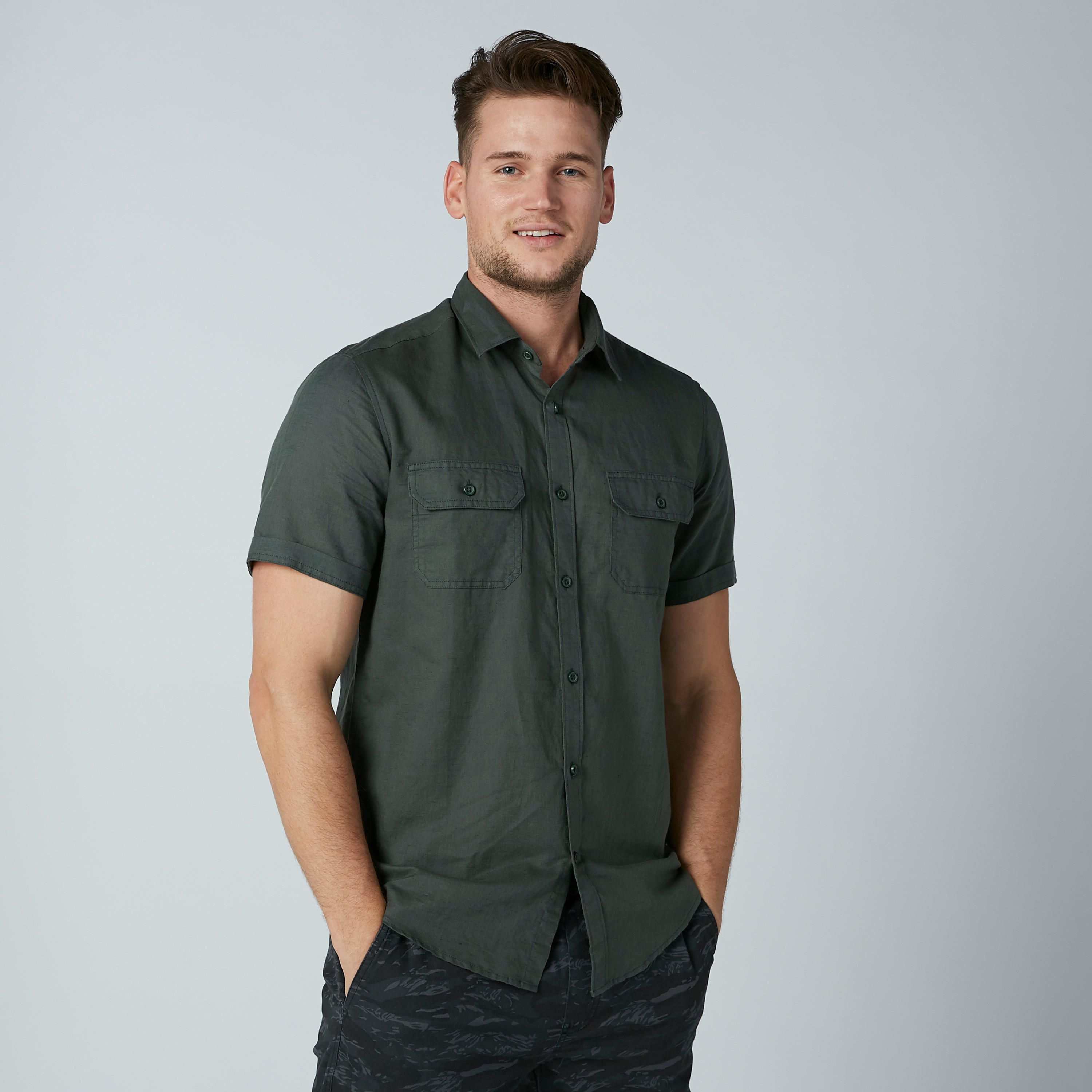 قميص سادة بأكمام قصيرة وجيوب بطيّة-men-clothing-shirts-image-4