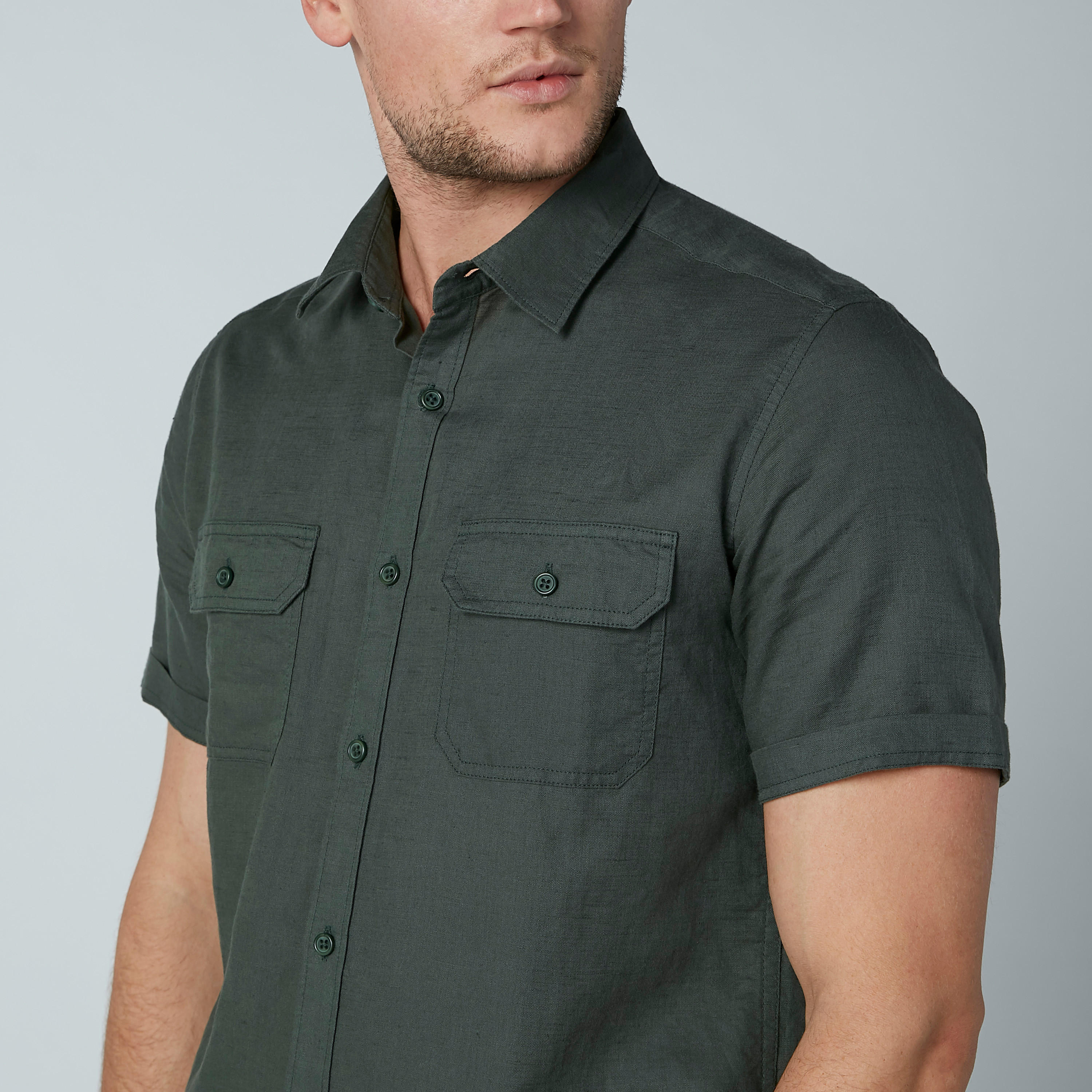 قميص سادة بأكمام قصيرة وجيوب بطيّة-men-clothing-shirts-image-3