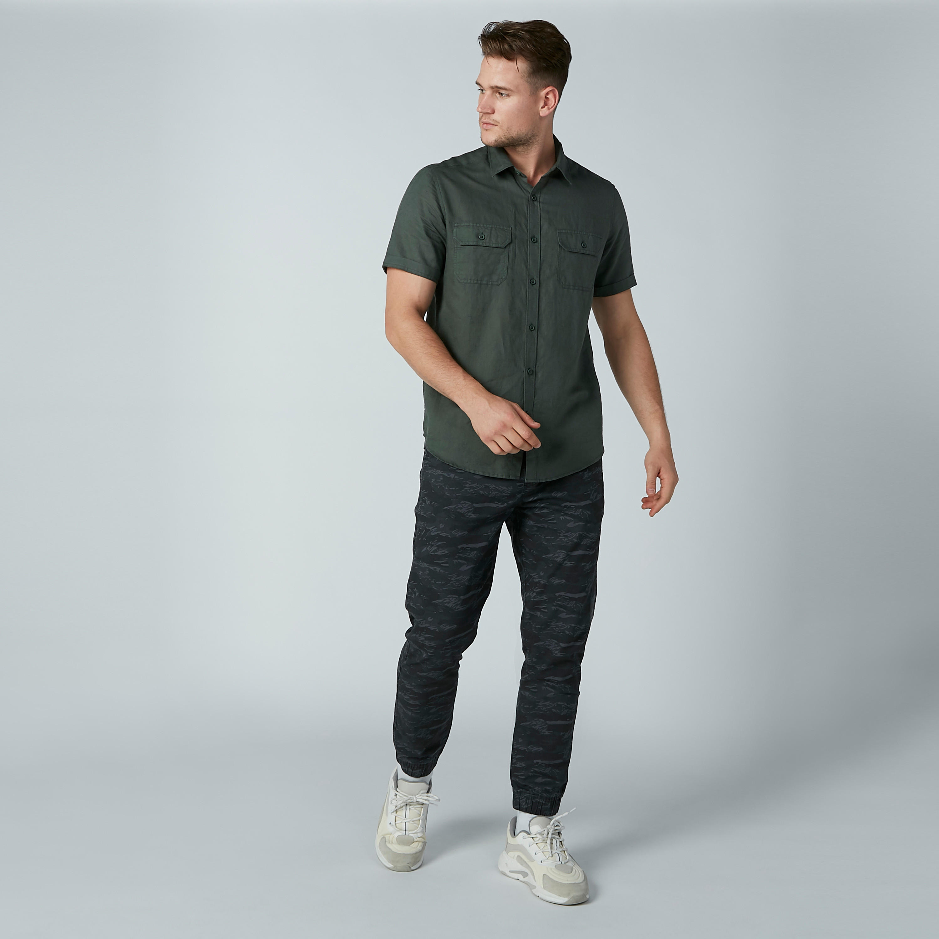 قميص سادة بأكمام قصيرة وجيوب بطيّة-men-clothing-shirts-image-2