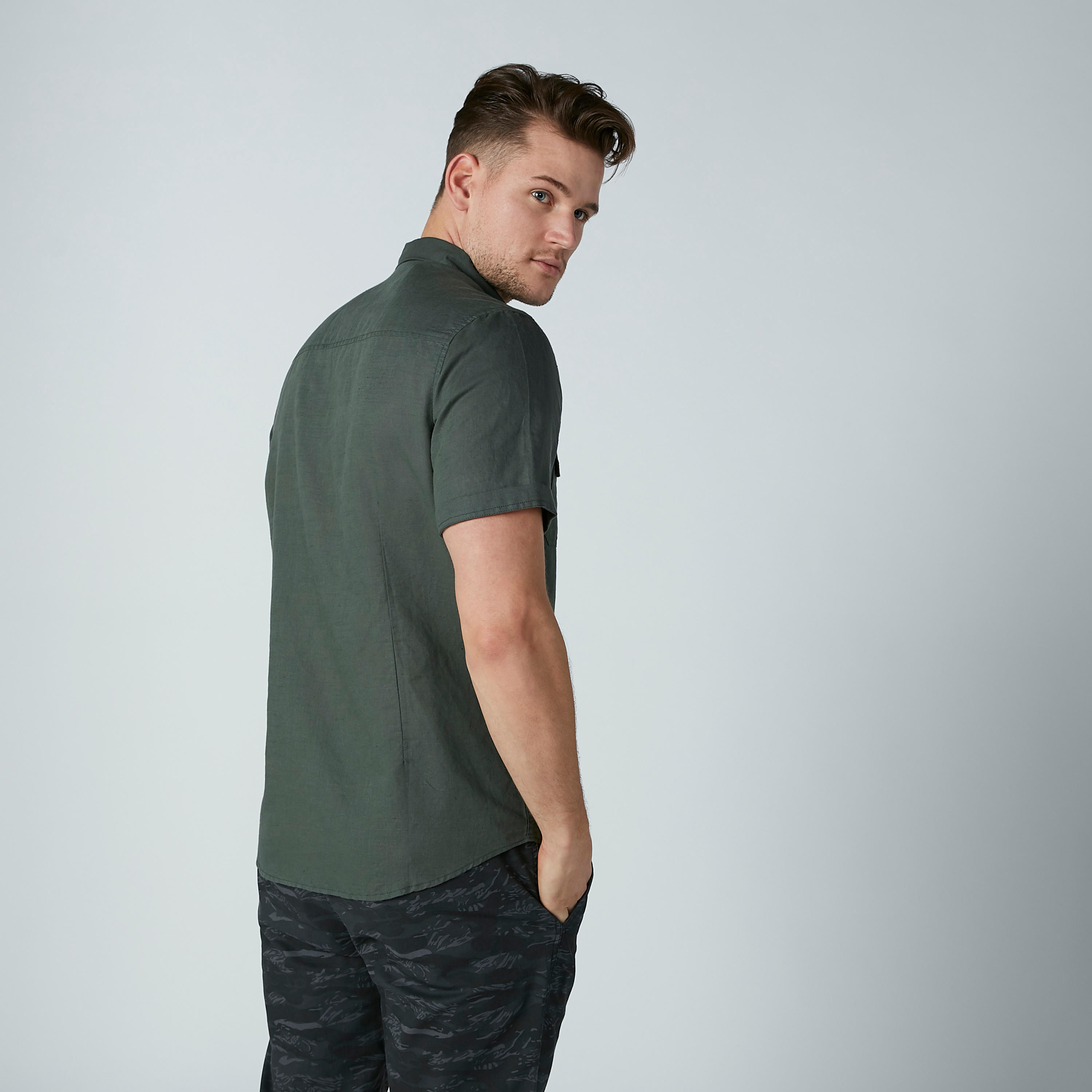 قميص سادة بأكمام قصيرة وجيوب بطيّة-men-clothing-shirts-image-1