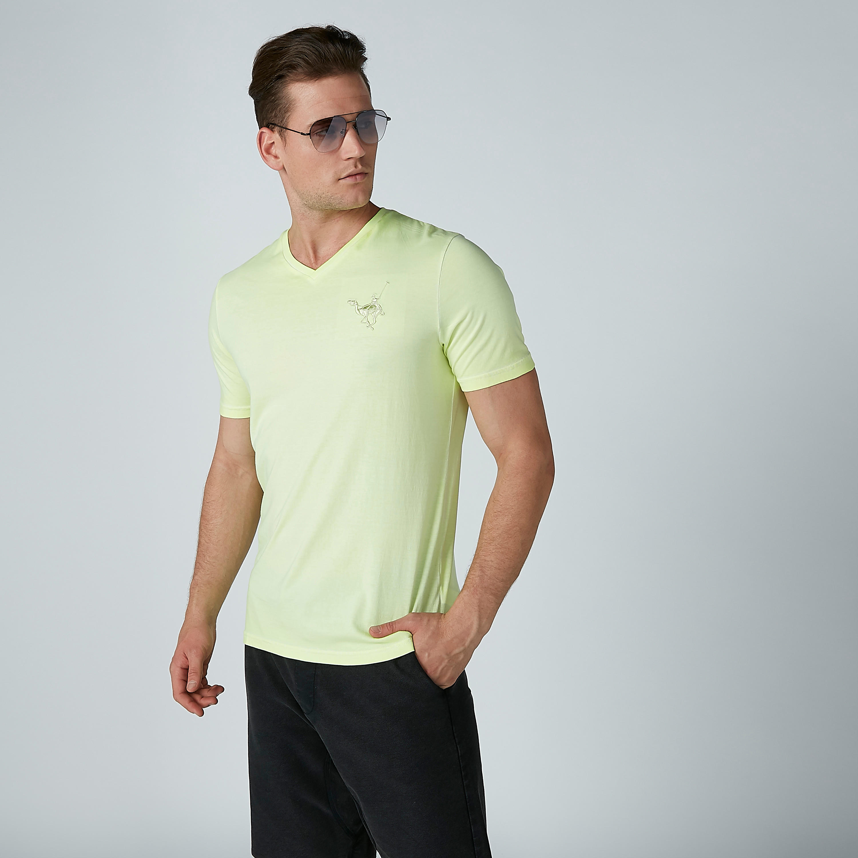 تيشيرت سادة بياقة V وأكمام قصيرة-men-clothing-tshirtsandpolos-tshirts-image-2