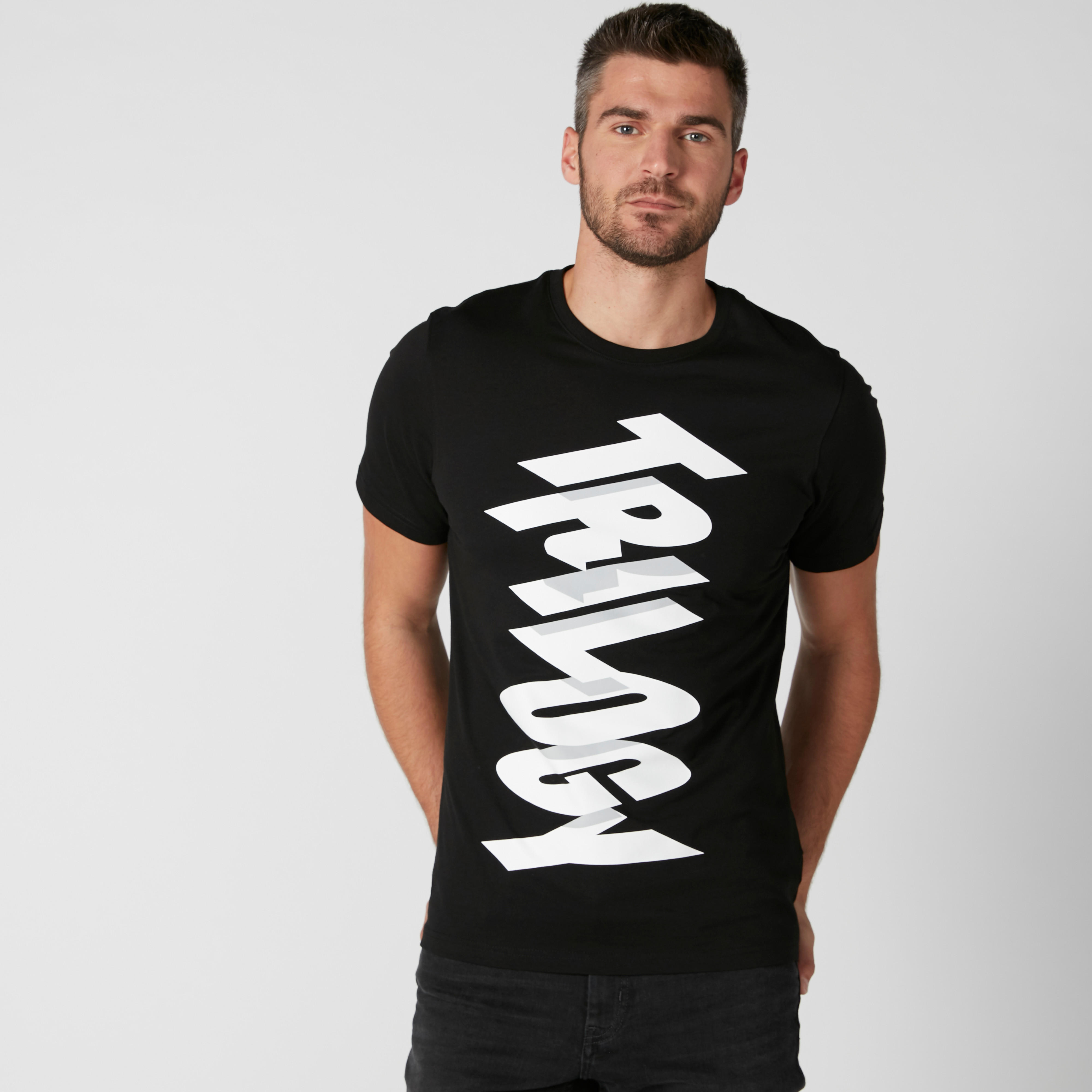 تيشيرت بياقة مستديرة وأكمام قصيرة وطبعات نصيّة-men-clothing-tshirtsandpolos-tshirts-image-1