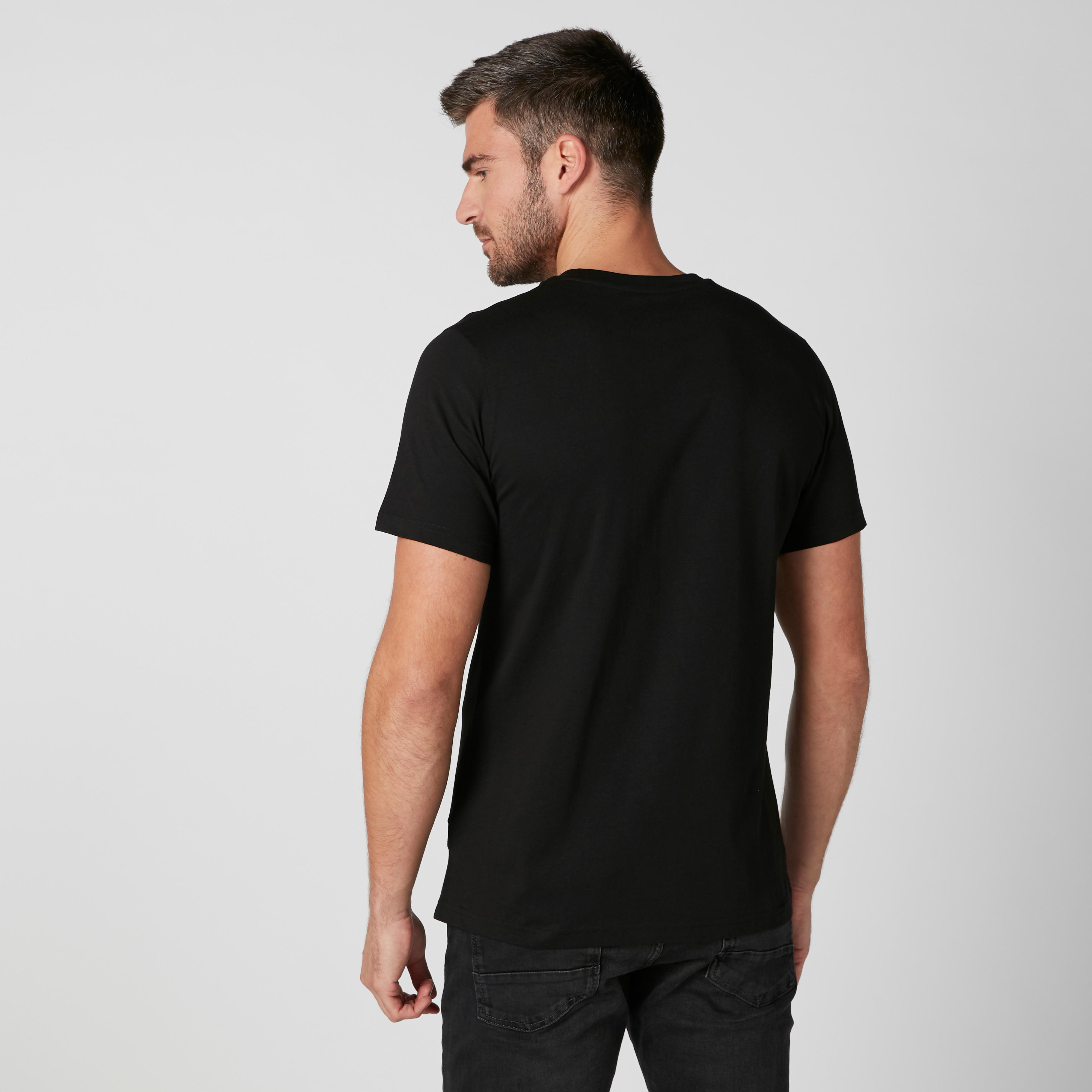 تيشيرت بياقة مستديرة وأكمام قصيرة وطبعات نصيّة-men-clothing-tshirtsandpolos-tshirts-image-2