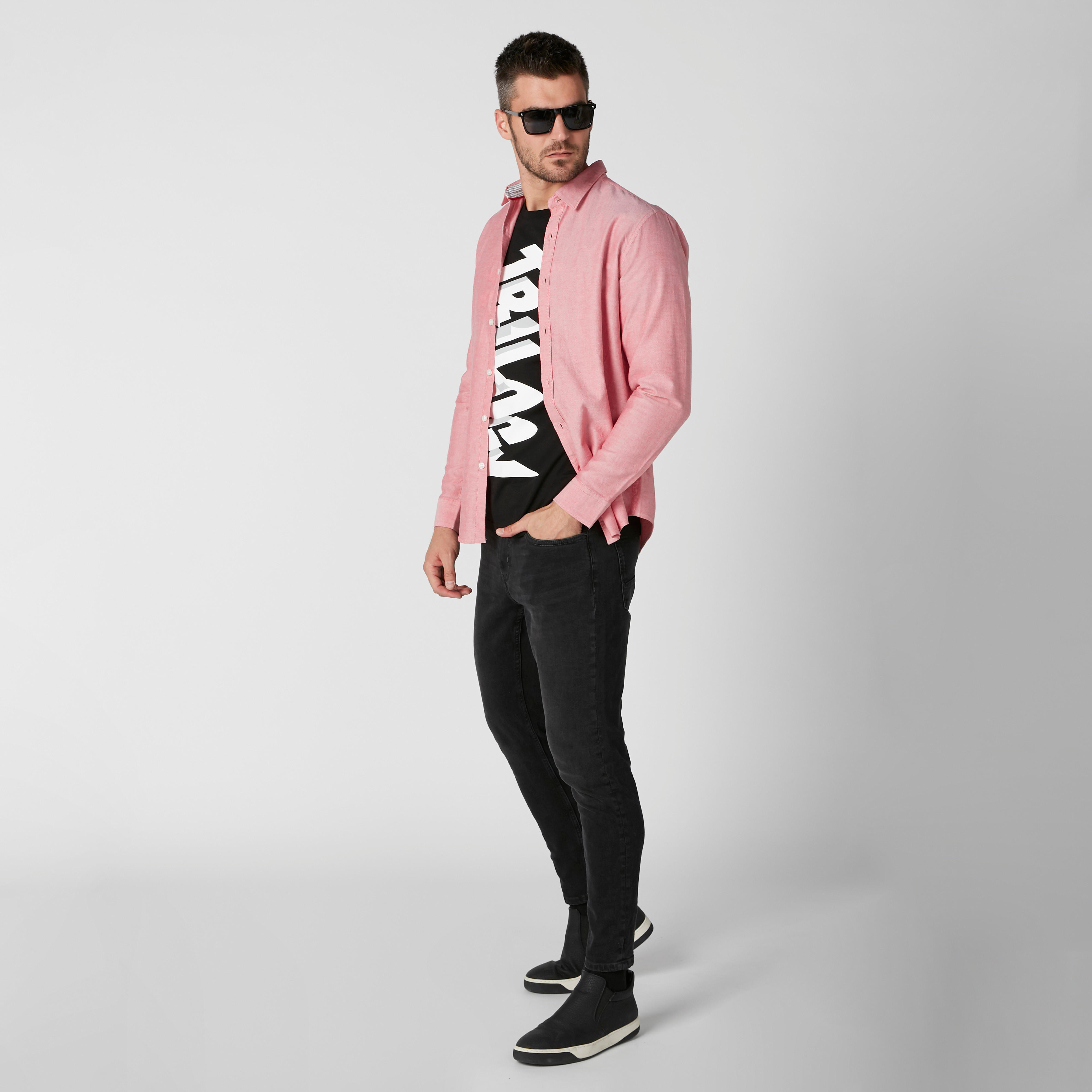 تيشيرت بياقة مستديرة وأكمام قصيرة وطبعات نصيّة-men-clothing-tshirtsandpolos-tshirts-image-3