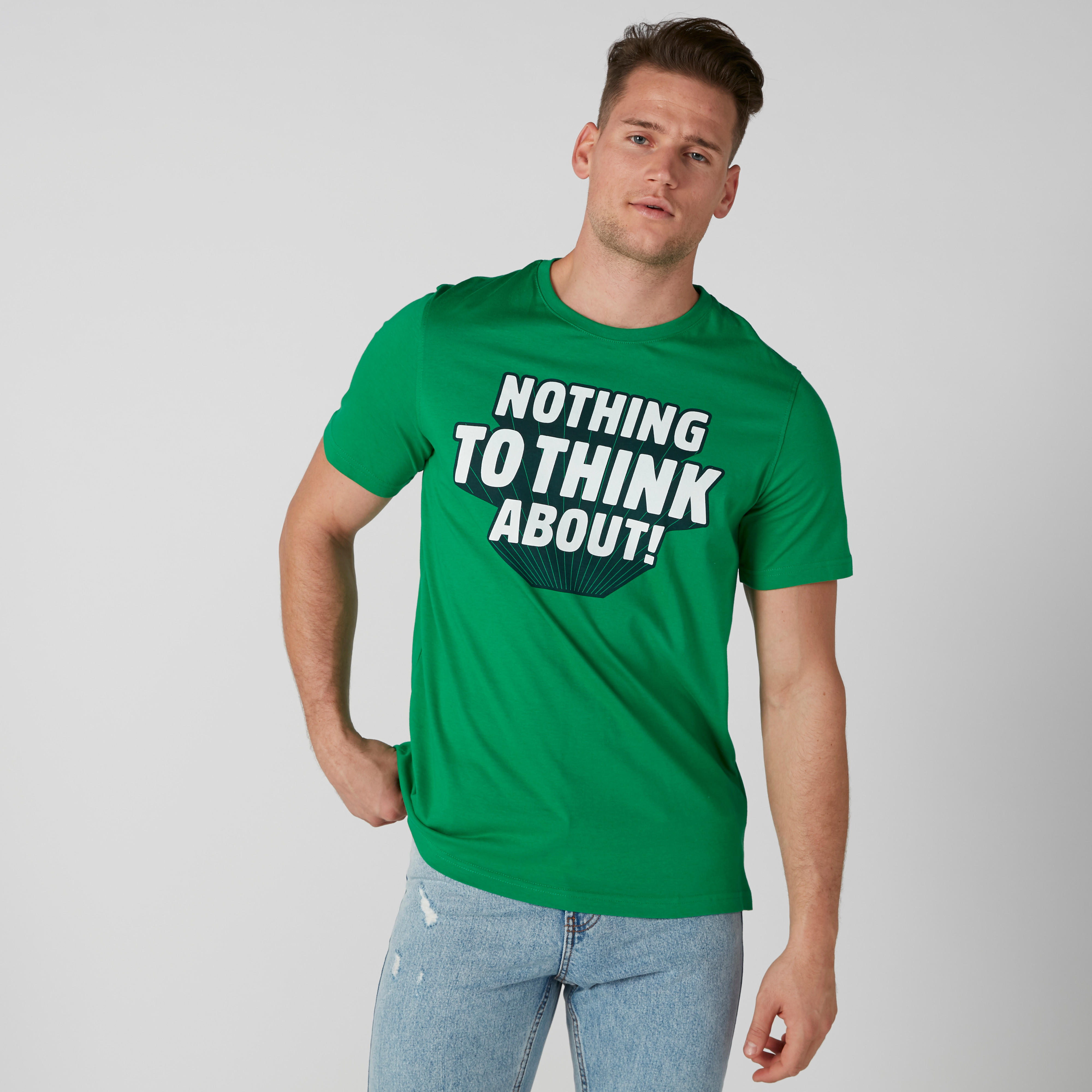 تيشيرت بياقة مستديرة وأكمام قصيرة وطبعات نصيّة-men-clothing-tshirtsandpolos-tshirts-image-1