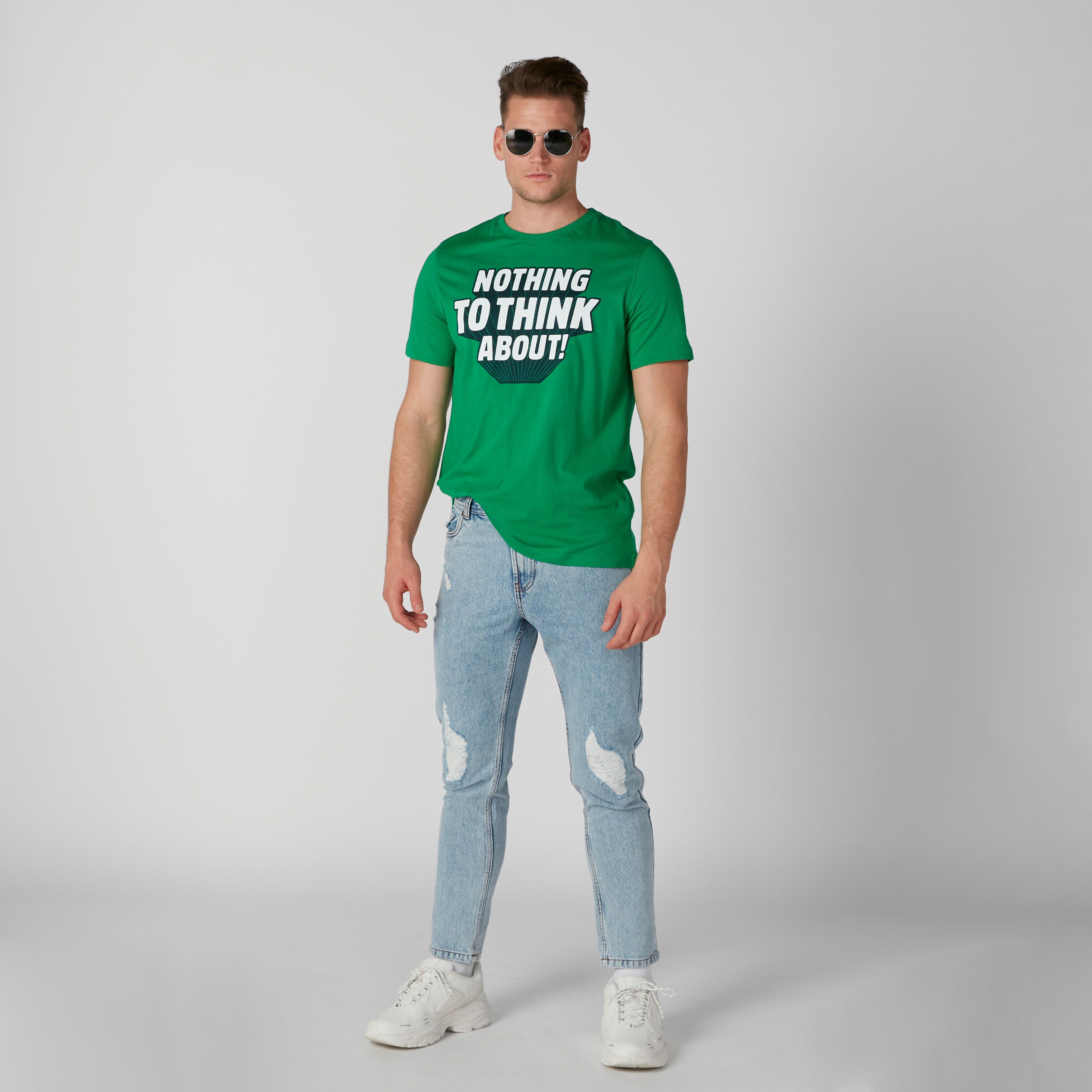تيشيرت بياقة مستديرة وأكمام قصيرة وطبعات نصيّة-men-clothing-tshirtsandpolos-tshirts-image-3
