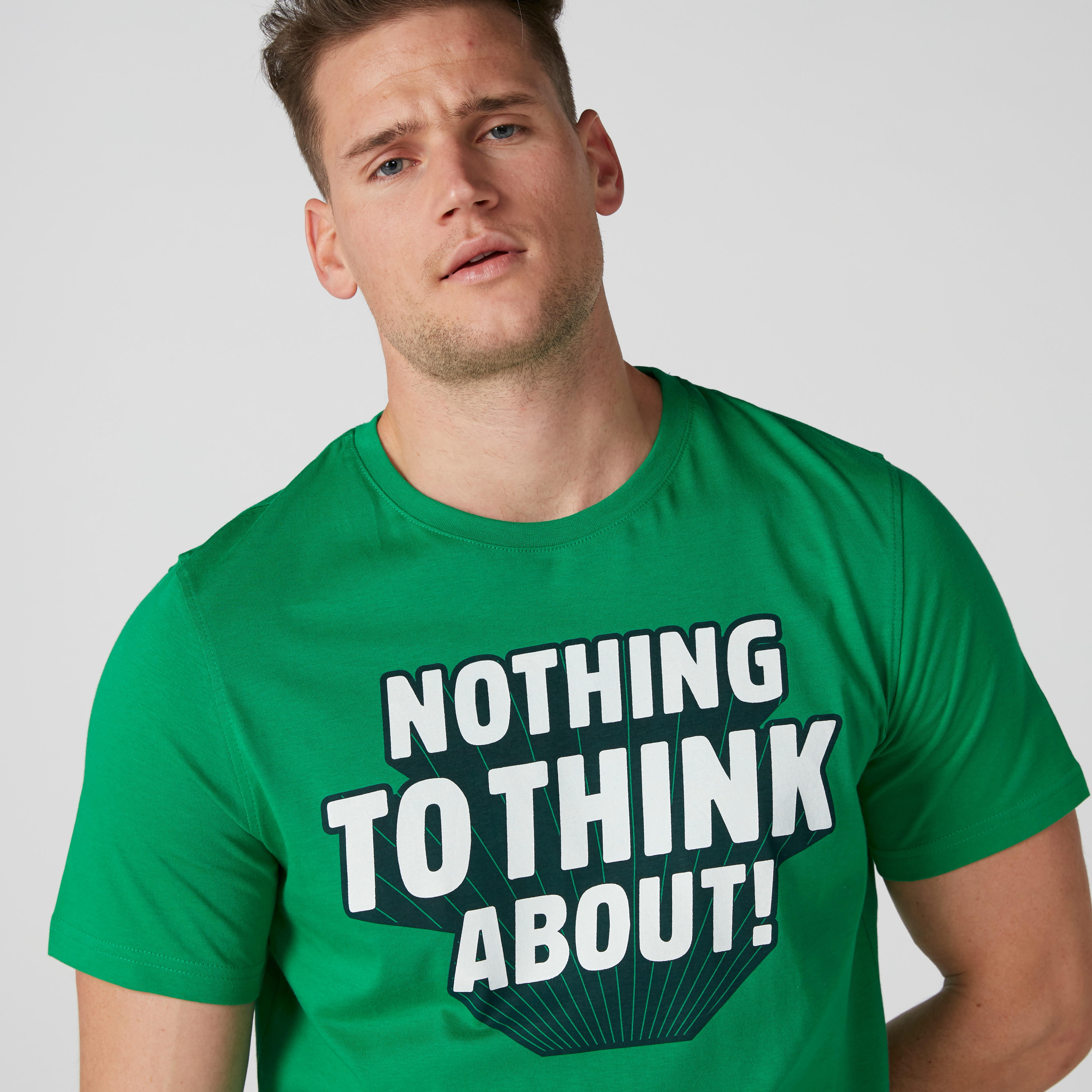 تيشيرت بياقة مستديرة وأكمام قصيرة وطبعات نصيّة-men-clothing-tshirtsandpolos-tshirts-image-4