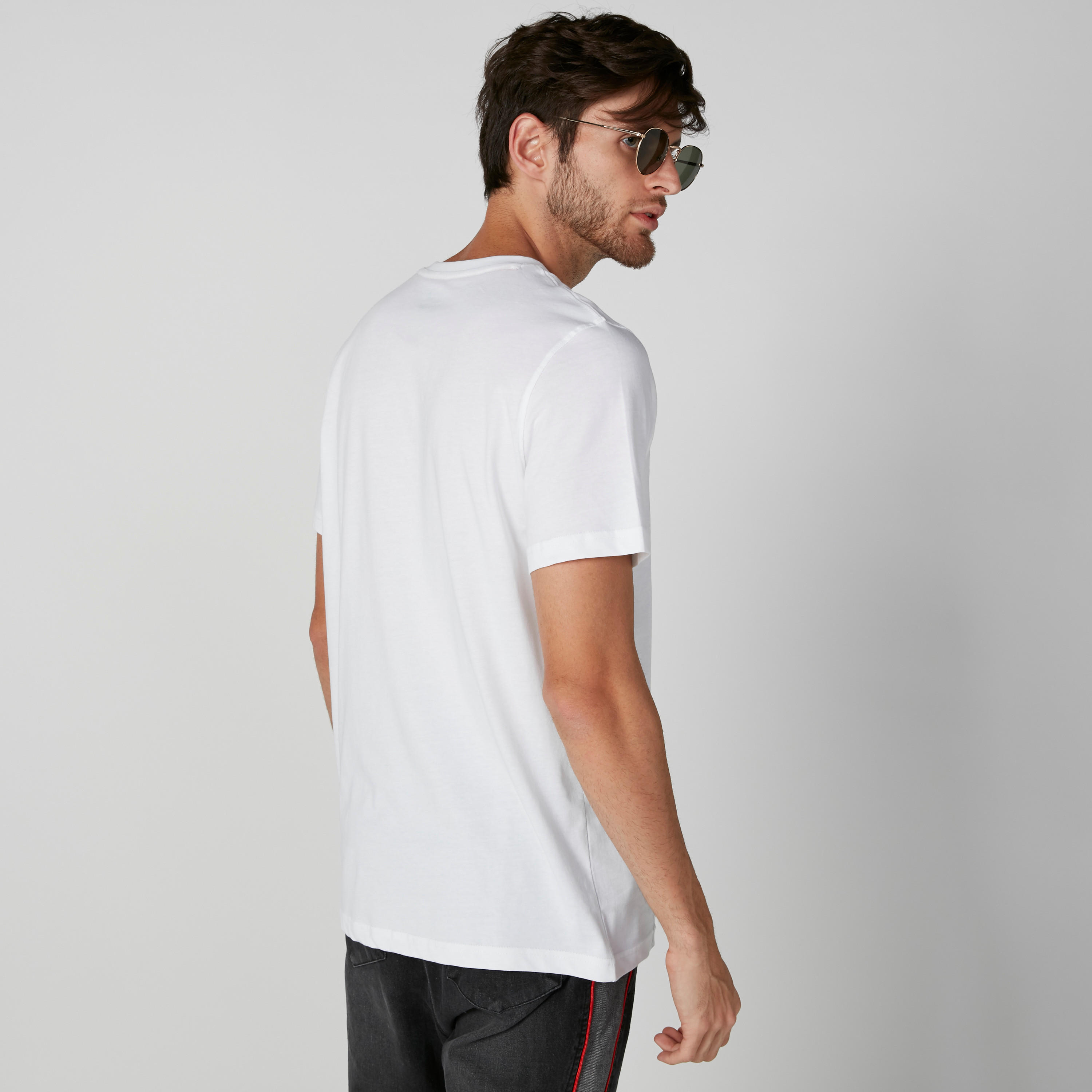تيشيرت بطبعات وياقة مستديرة وأكمام قصيرة-men-clothing-tshirtsandpolos-tshirts-image-3